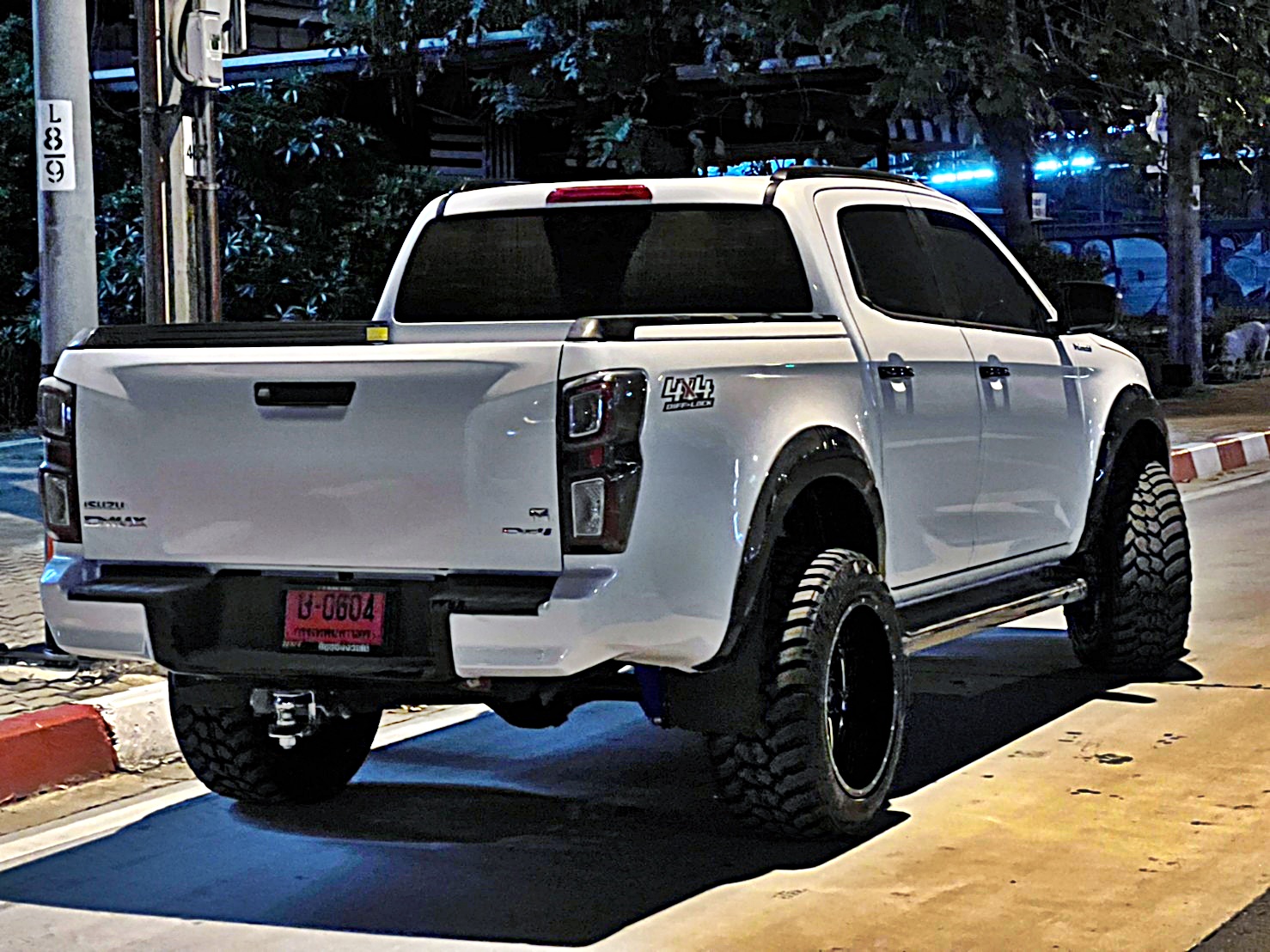 D-MAX ทรงเมกา คันนี้จาก นครปฐม