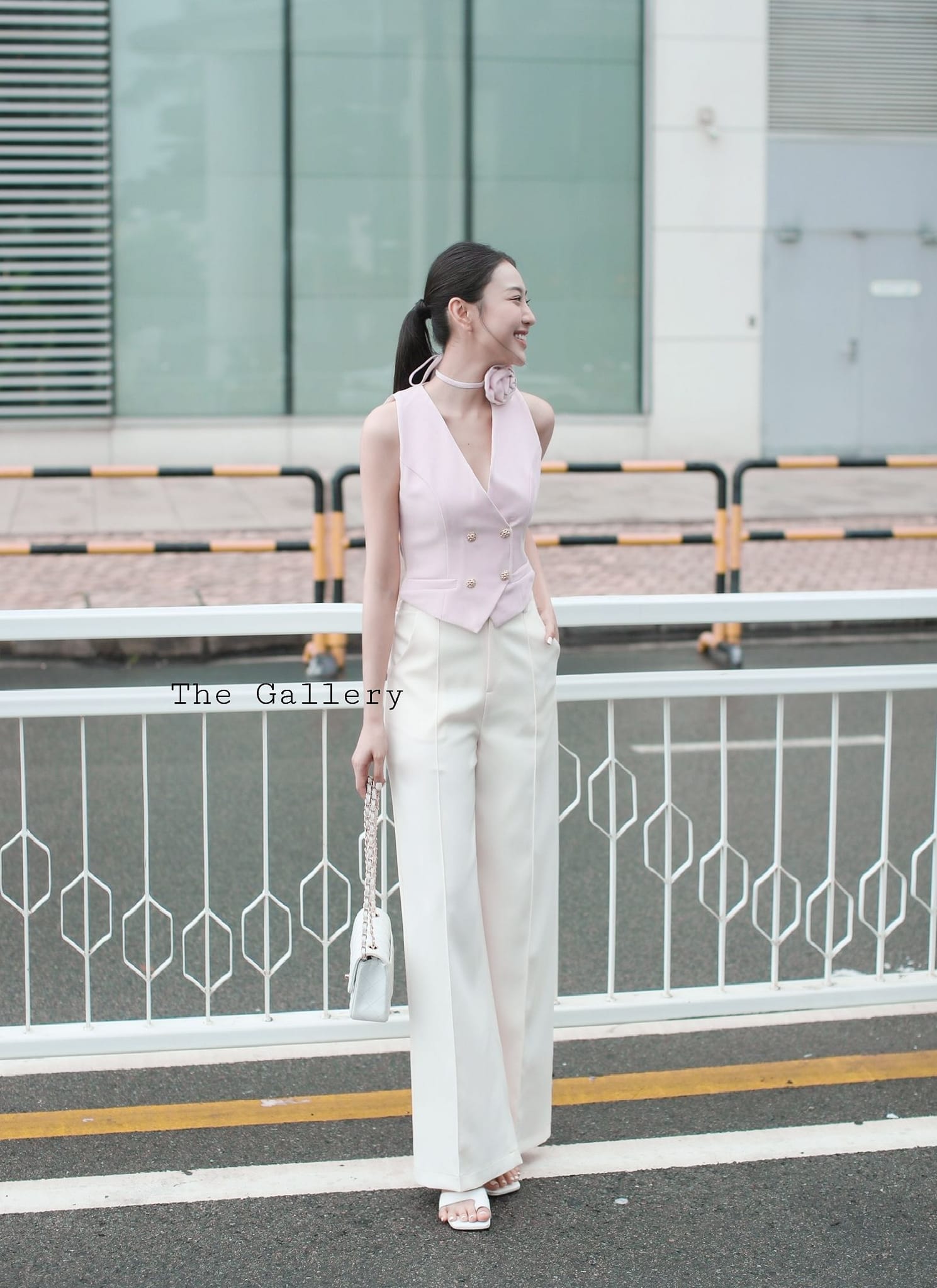 ชุดset3ชิ้น พร้อมโช๊คเกอร์ดอกไม้ เสื้อกั๊กและกางเกงขายาว เนื้อผ้าหนาพรีเมี่ยมสุดๆ สวยครบจบในชุดเดียว ราคาสุดคุ้มมากเวอรรรร์ จะทำงาน/ออกงาน