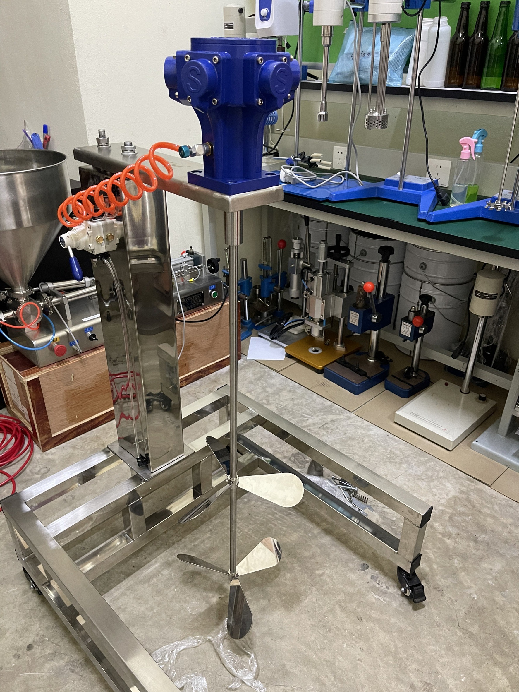 18552 เครื่องผสมกวนแบบใช้ปั้มลม SP-100G-H900 แบบรถเข็น