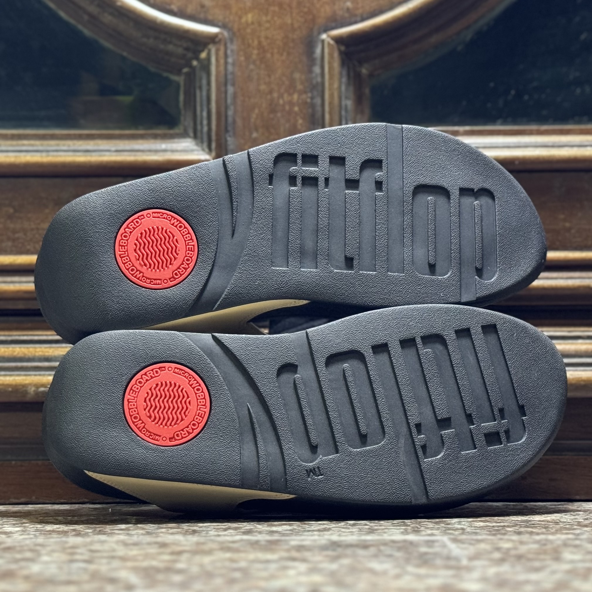 รองเท้า FitFlop Lulu Leather Toe-Post Women Sandals ‘LATTE’ (W7US)