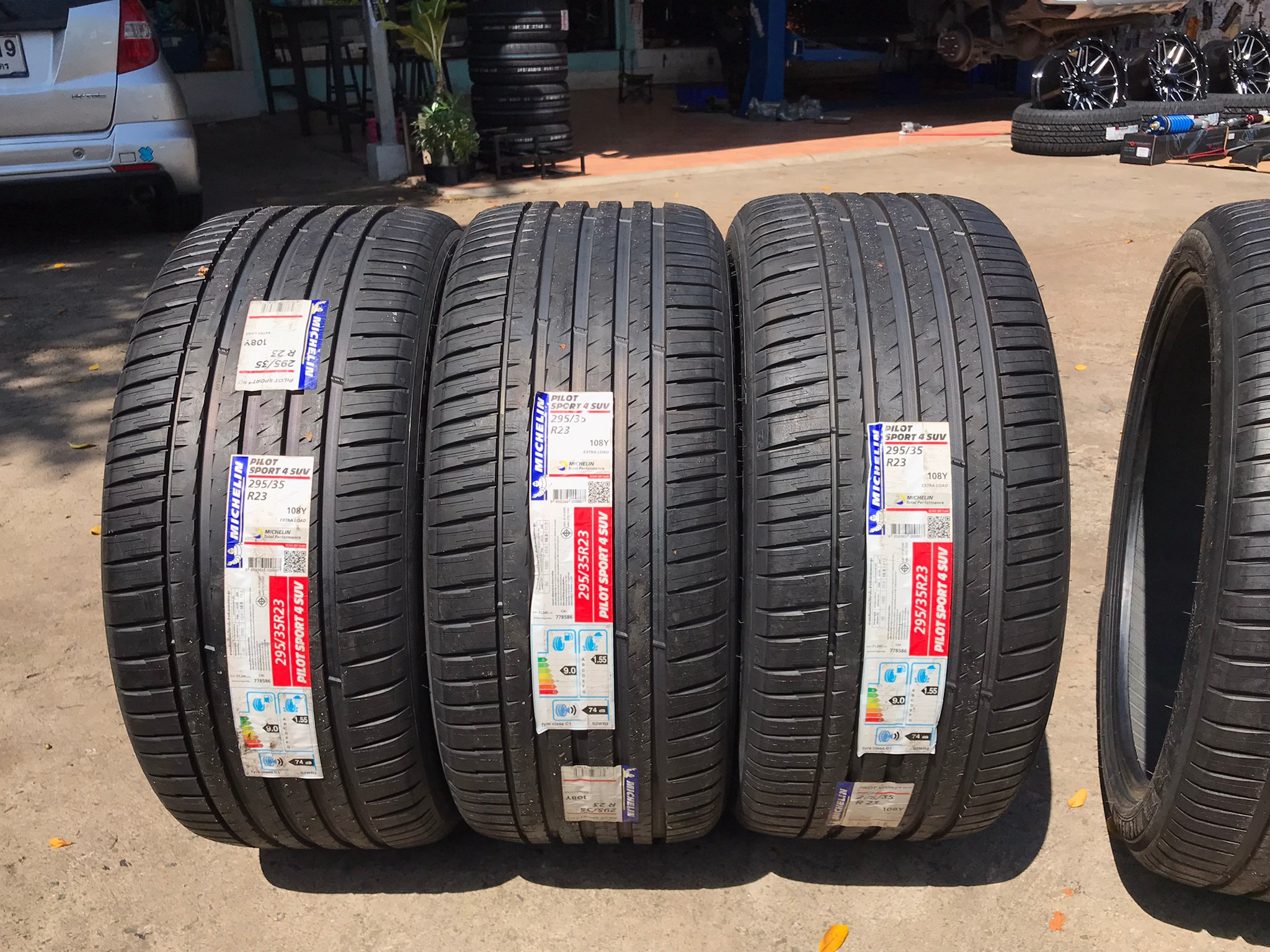 MICHELIN PILOTSPORT4SUV 295/35-23 ราคาพิเศษที่ STEP9