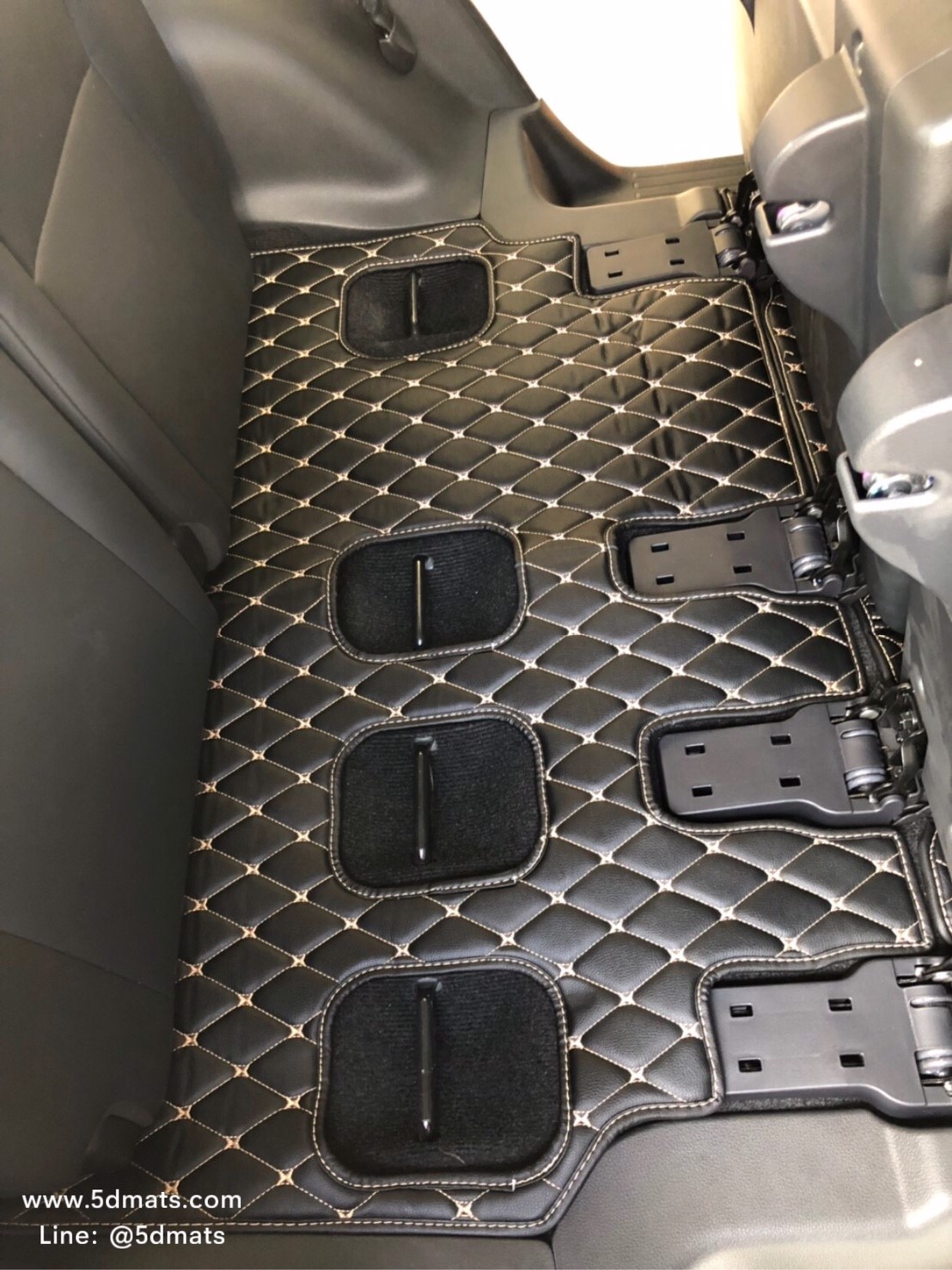 พรมปูพื้นรถยนต์6D NEW PAJERO SPORT 2016-20 รุ่นVIP. PREMIUM สีดำด้ายครีม