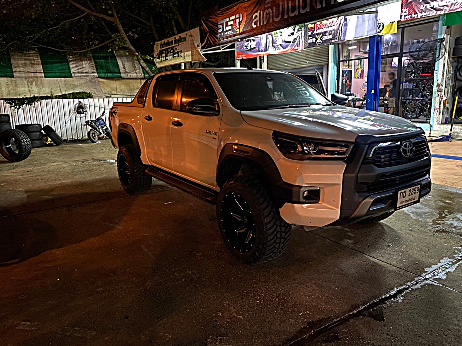 TOYOTA REVO ทรงเมกา