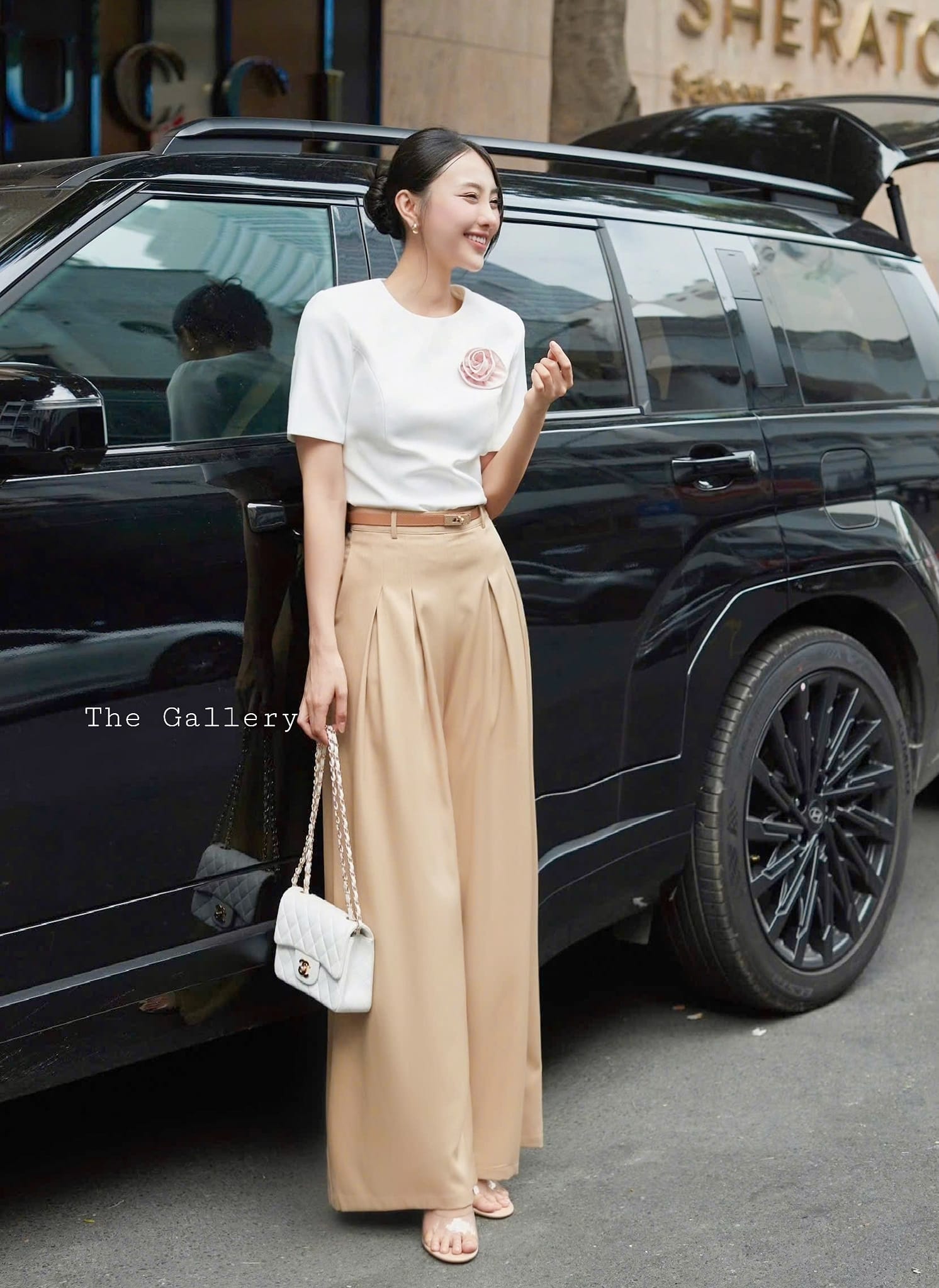 ชุดเซ็ต4 ชิ้น เสื้อและกางเกงขายาวสุดชิคมาพร้อมเข็มขัดหนังเข้าชุด และดอกไม้ มาพร้อมเนื้อผ้าหนาดี สาวๆจะใส่ทำงาน ออกงาน/ทำบุญ ใส่เที่ยว