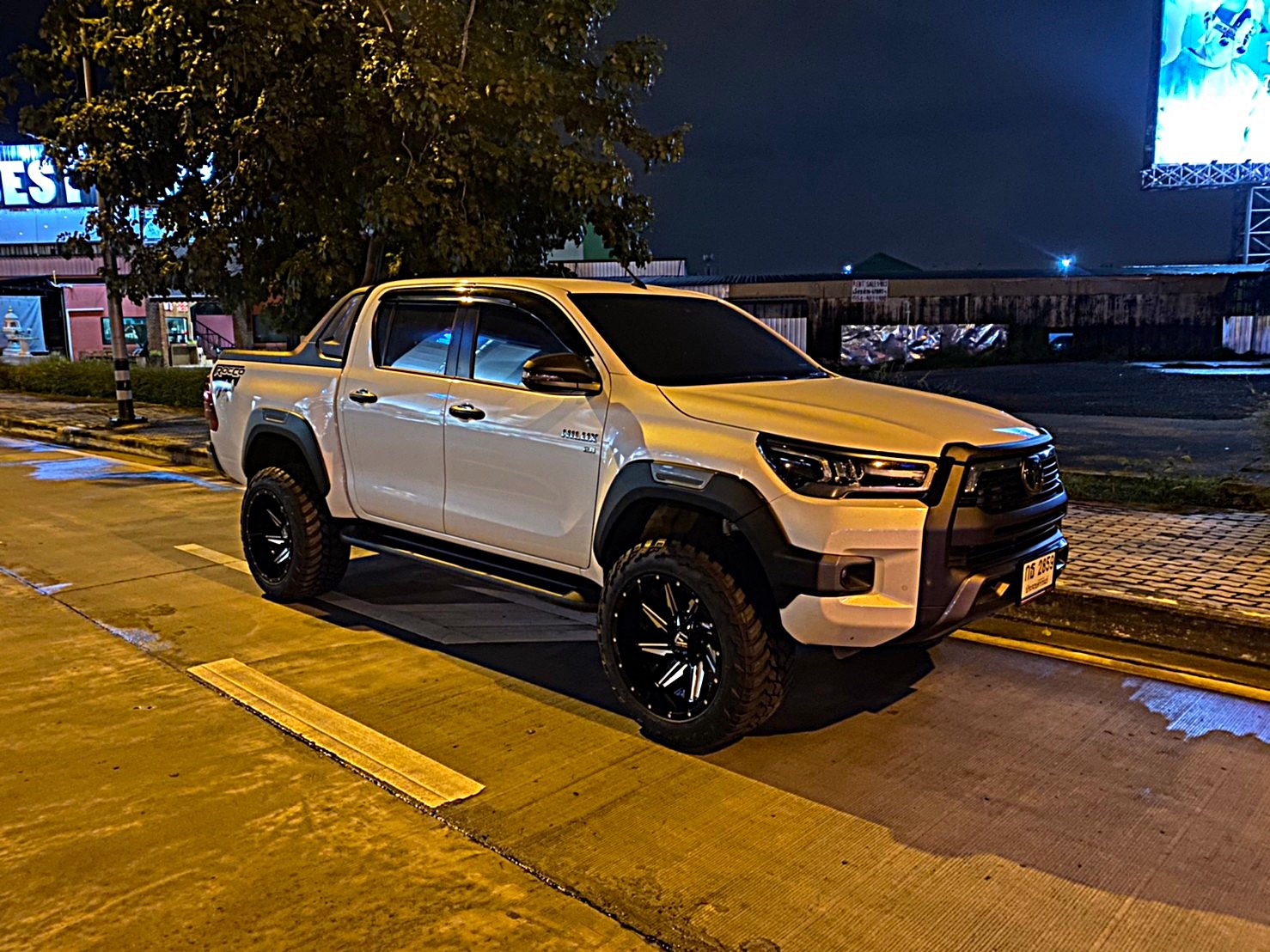 TOYOTA REVO ทรงเมกา