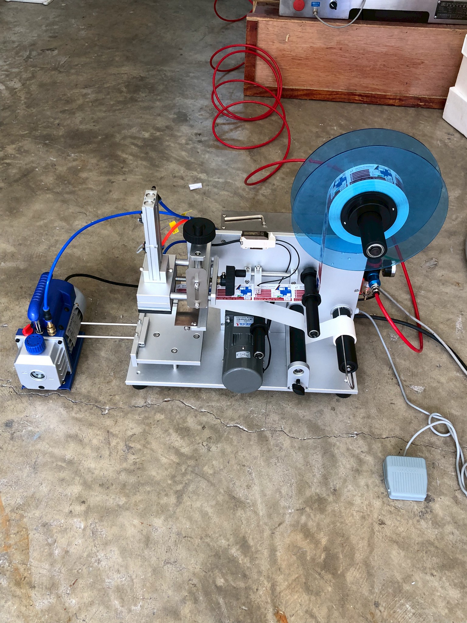 เครื่องติดฉลากแบบกึ่งอัตโนมัติ สำหรับผิวเรียบ ฝากระปุก กล่อง กระป๋อง ทรงเหลี่ยม TB60