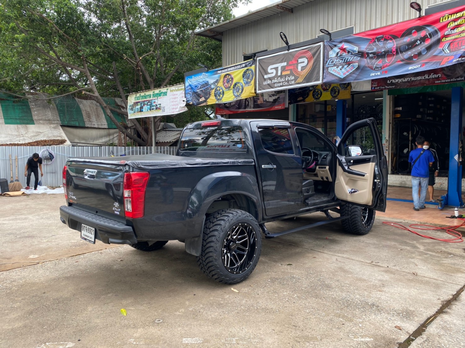 D-MAX จัดทรงเมกา ที่ STEP9 หล่อทุกลำ