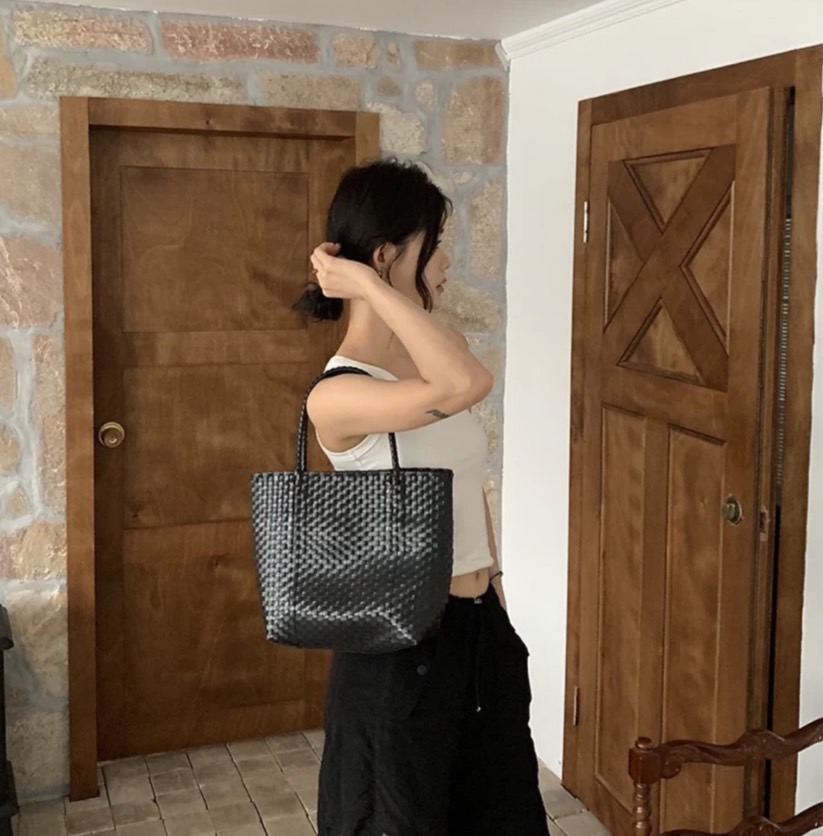 กระเป๋าสานเส้นพลาสติก กระเป๋าถือ กระเป๋าสีล้วน กระเป๋าmuji🍧