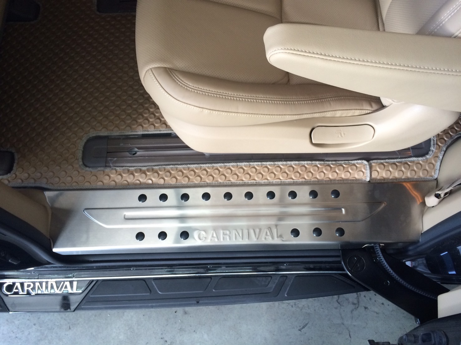 Scuff Plate For Grand Carnival 2015 - สแตนกันรอยกาบบันไดตรงรุ่น Grand Carnival 2015 สินค้านำเข้าจากเกาหลี