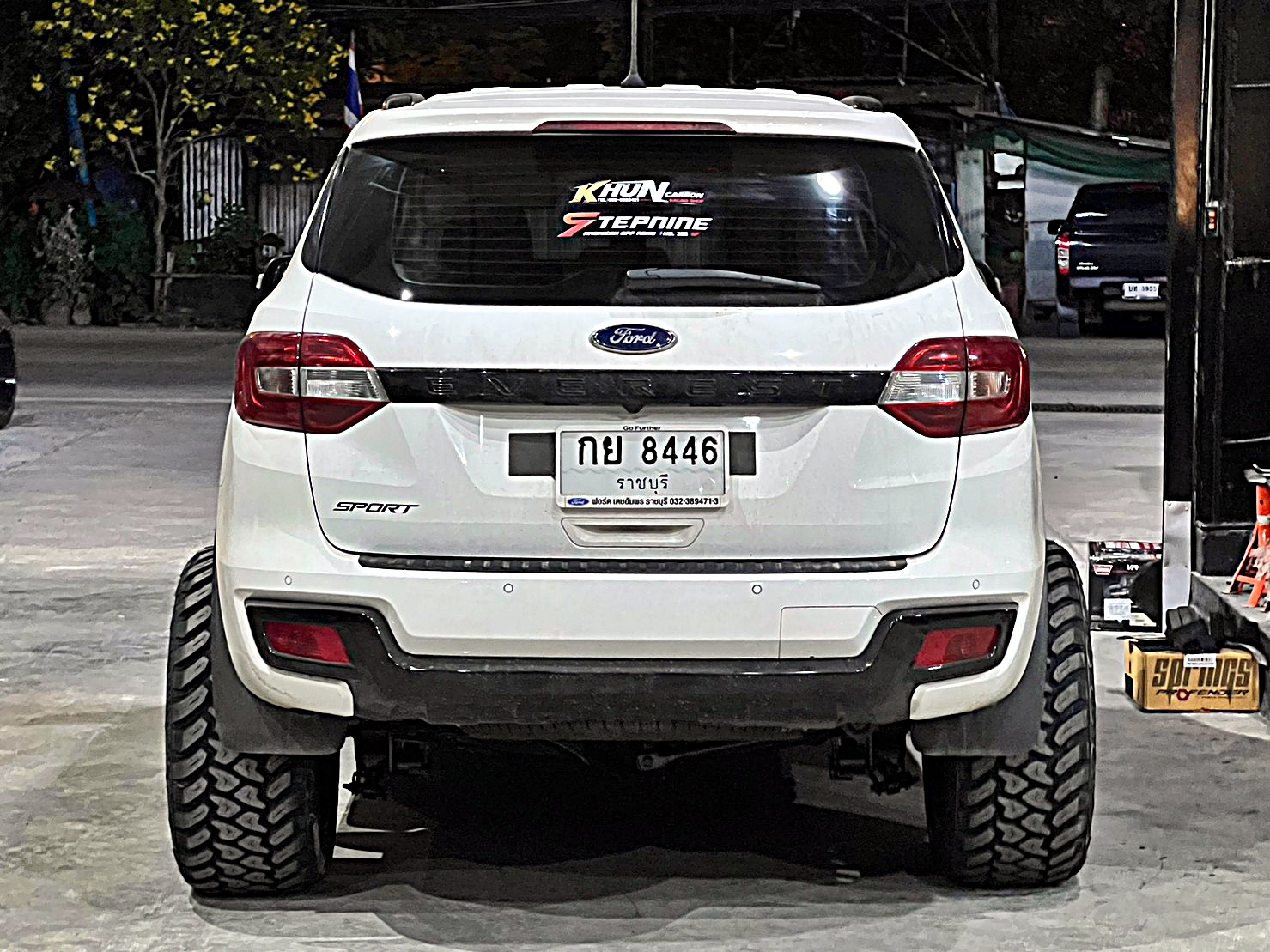 FORD EVEREST จองคิวมาจาก ราชบุรี แต่งแนวเมกาที่ STEP9