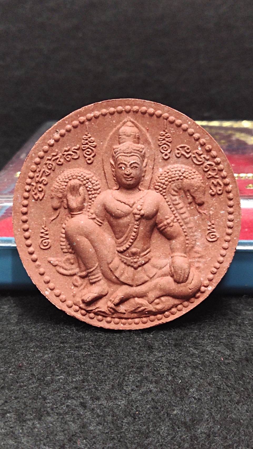 องค์พ่อจตุคามรามเทพ ปางมหาราชประทานพร รุ่นเสริมทรัพย์ เสริมบารมี เนื้อว่านแดง