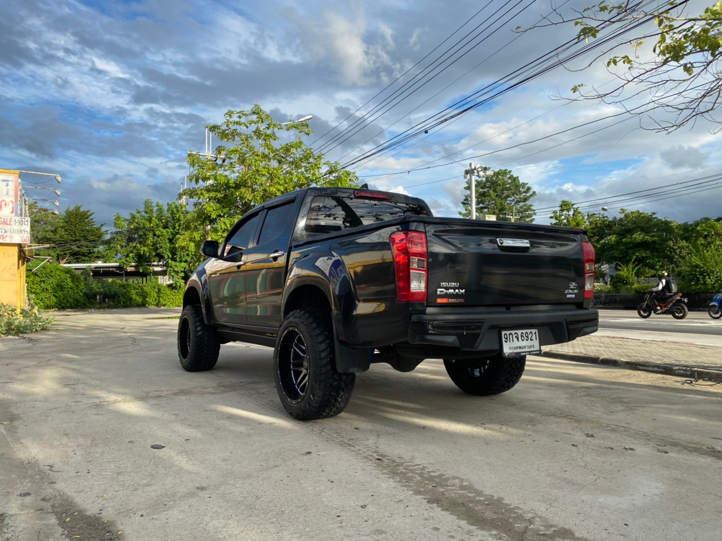 D-MAX จัดทรงเมกา ที่ STEP9 หล่อทุกลำ