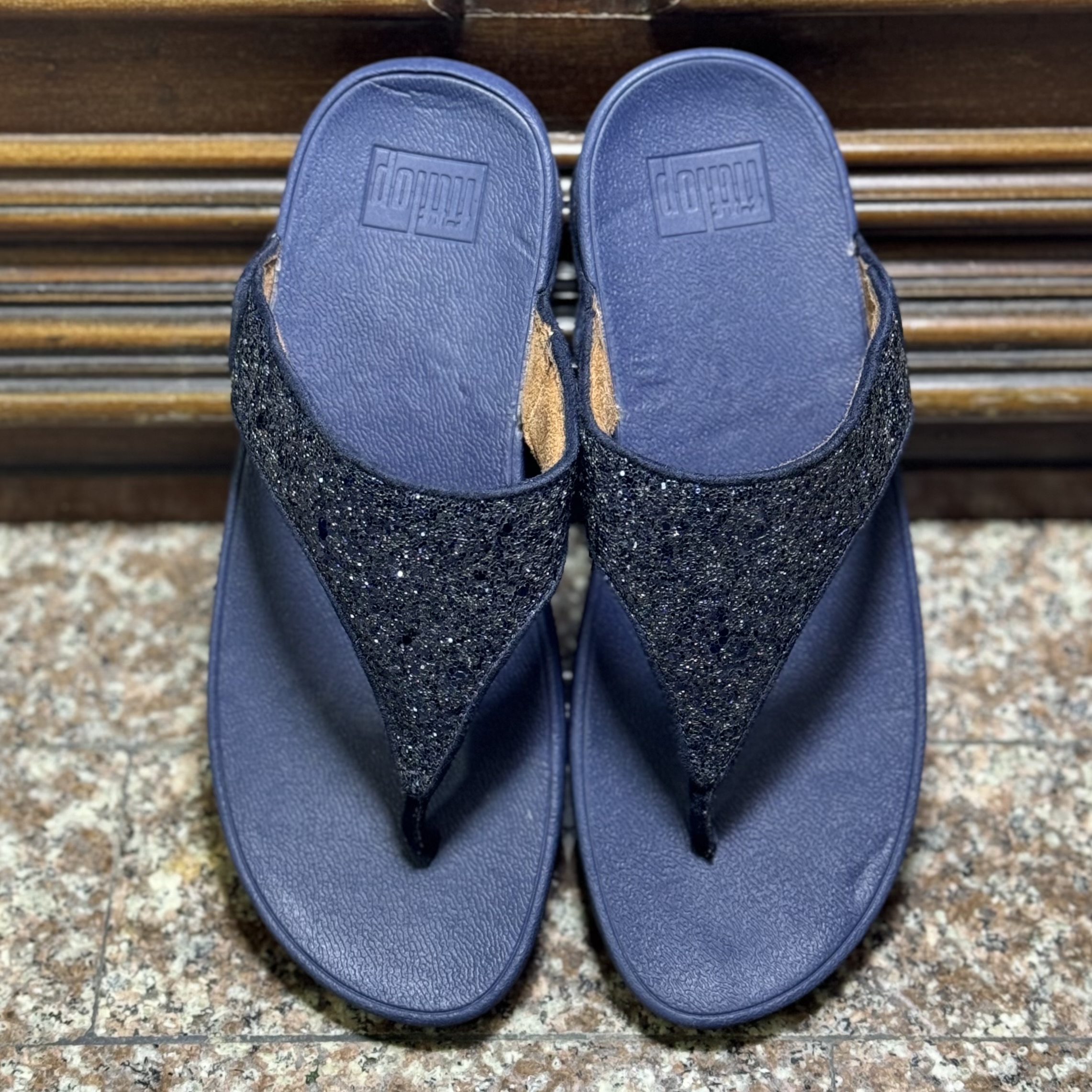 รองเท้า FitFlop Lulu Glitter T-Bar Women Sandals ‘MIDNIGHT’ (W6US)