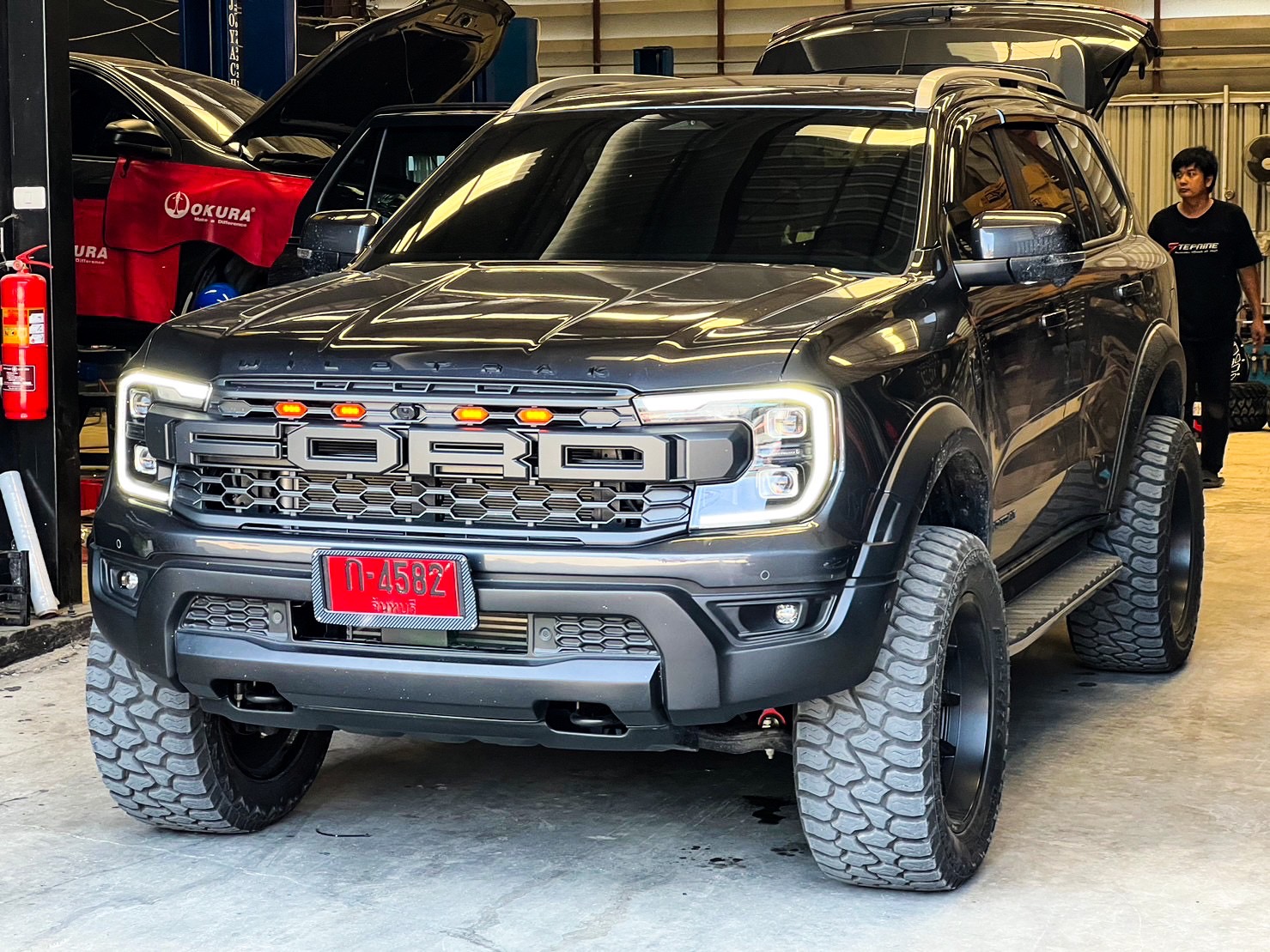 FORD EVEREST NEXTGEN FCจากระยอง แต่งทรงเมกาที่ STEP9