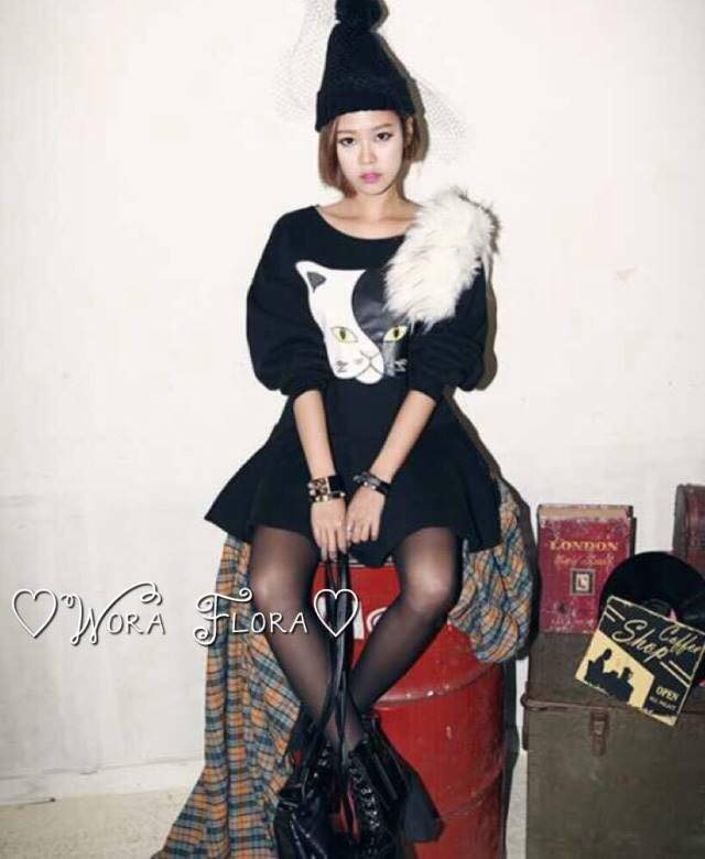 มินิเดรสงานเกาหลีสุดชิค ใช้ผ้านวม ช่วงอกเปนงานปักหนังรุปหน้าน้องแมว2Tone สีขาว