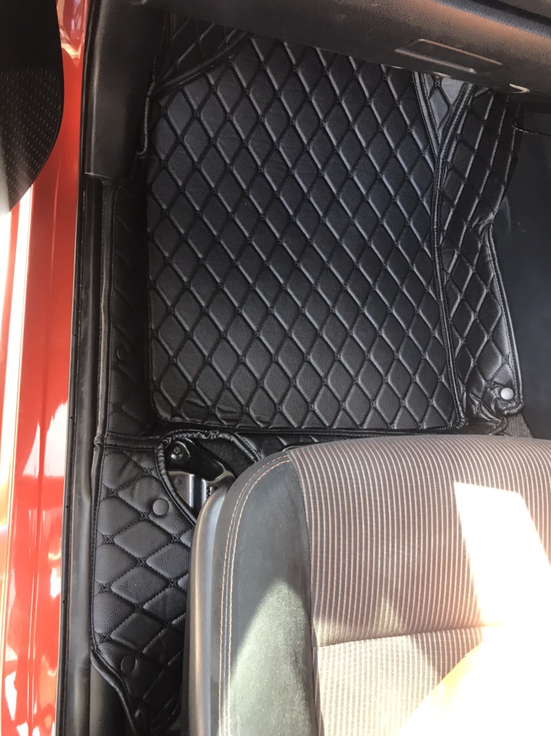 พรมปูพื้นรถยนต์6D TOYOTA YARIS 2013-16 สีดำ รวมแผ่นท้าย+ปิดเบาะ เต็มคัน (6ชิ้น)