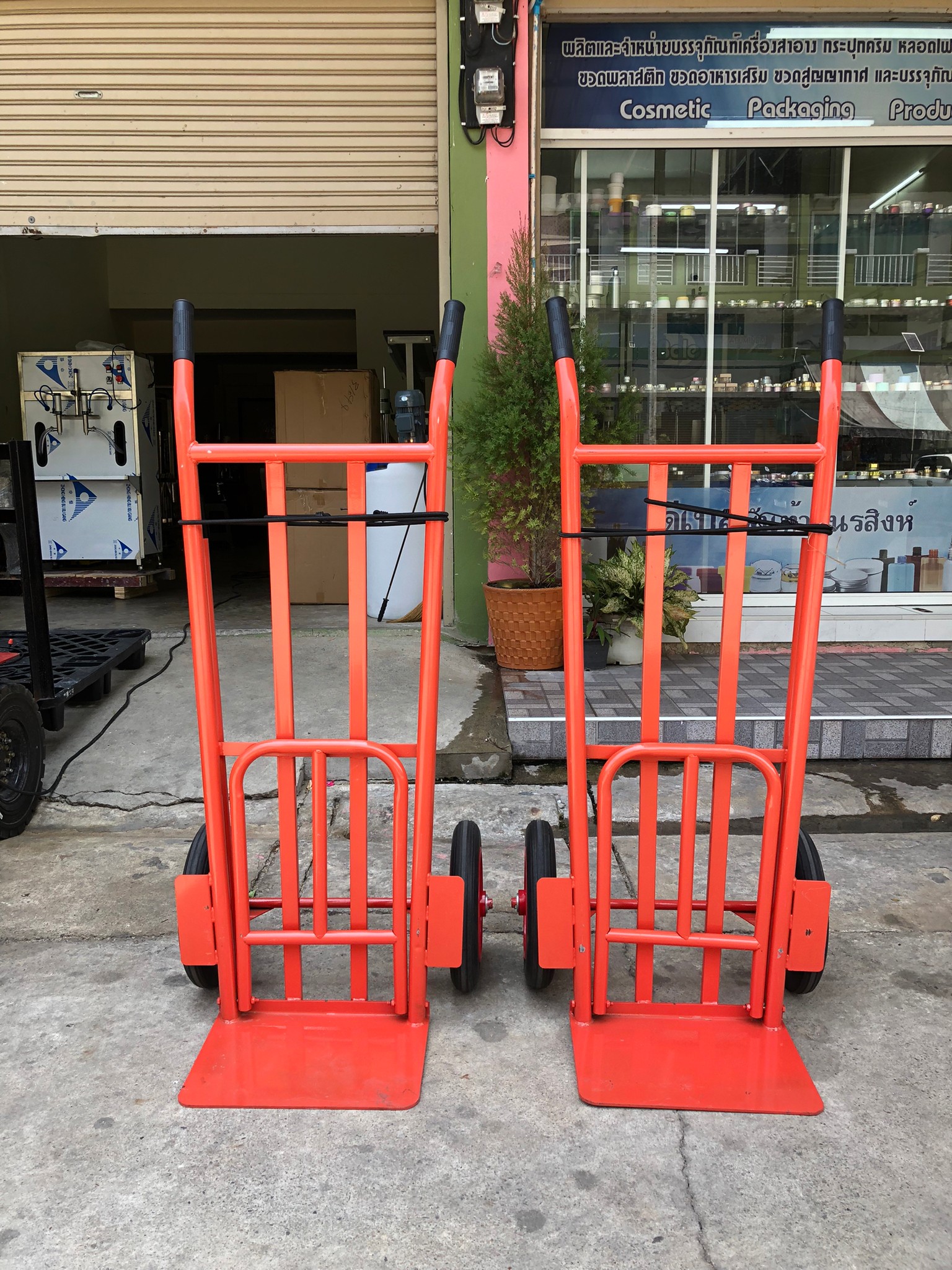 DD2 รถเข็นของตลาด 2ล้อหลังตรง มีทั้งแบบล้อตันกับล้อเติมลม รับน้ำหนักได้สูงถึง 500 Kg.