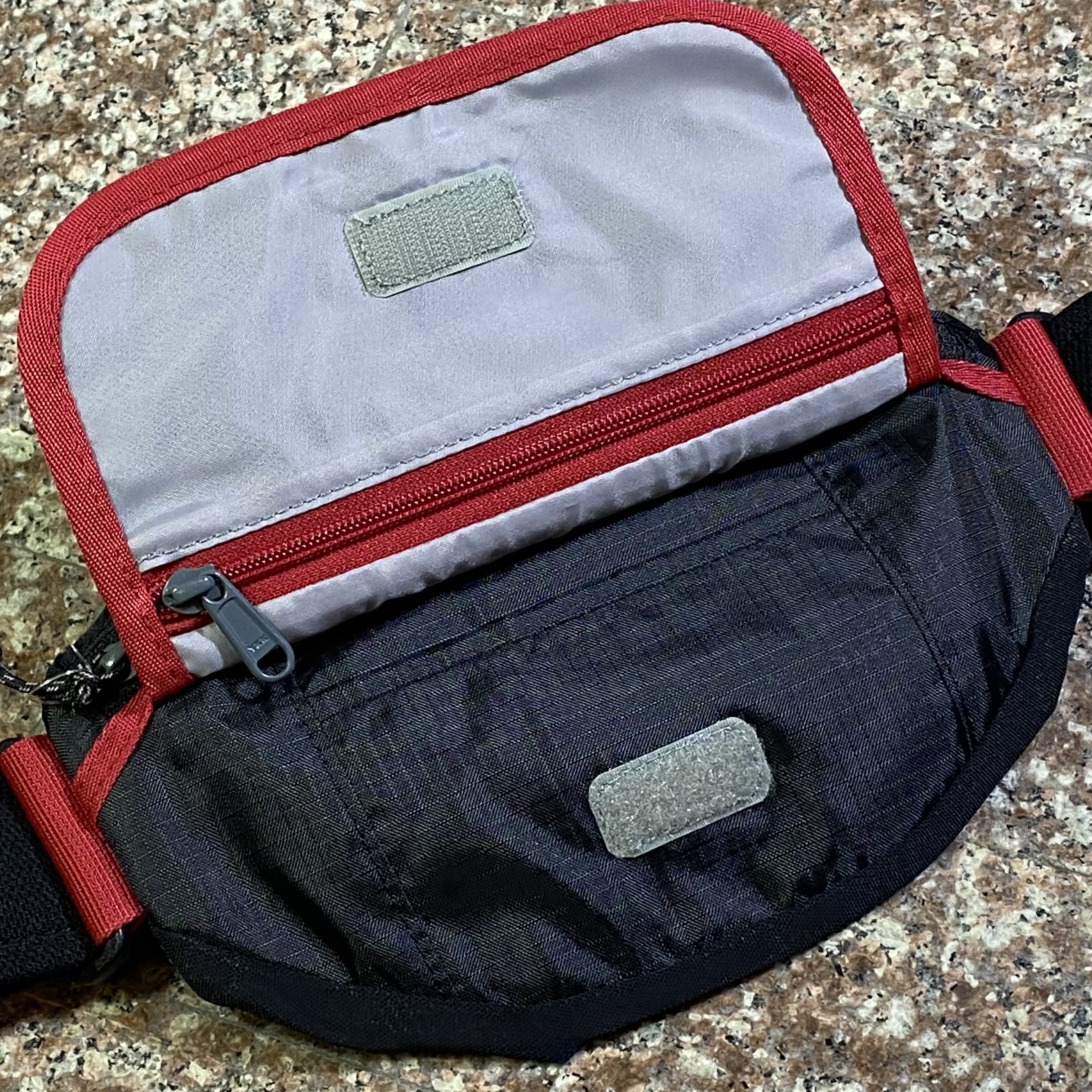 กระเป๋าวิ่ง Mizuno Running Waist Pouch M ‘BLACK/RED’