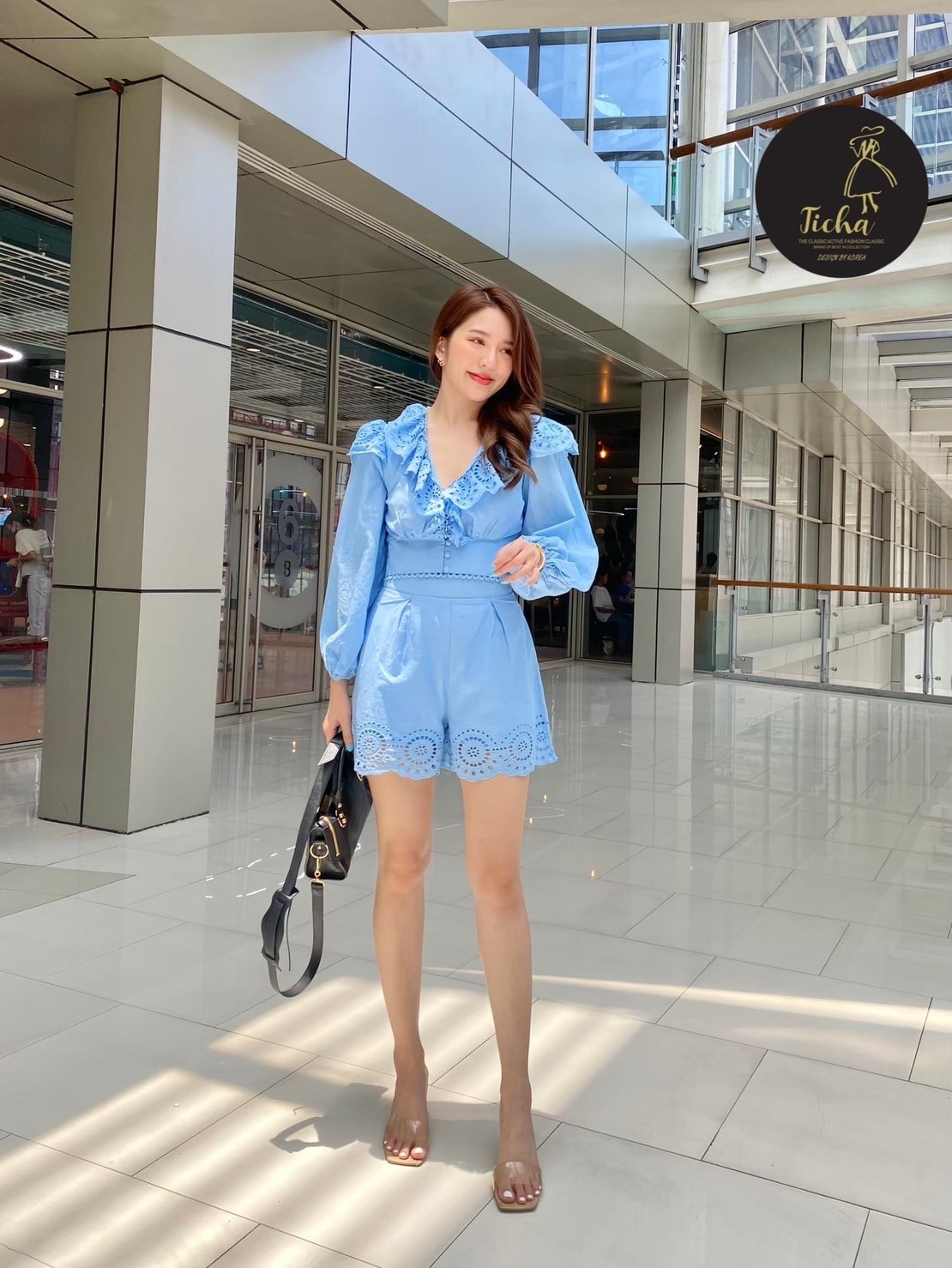 ชุดset เสื้อครอปคอวีแขนพองยาวปลายแขนจั้ม แต่งลูกไม้ฉลุระบายคอและไหล่ มีกระดุมด้านหน้าใช้งานได้จริง มาพร้อมกางเกงขาสั้น ซิปหลัง ปลายขาแต่งฉลุหยัก ผ้าดีมากคะ