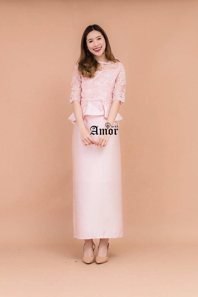 เสื้อ + กระโปรง + เข็มกลัด 🎀 เนื้อผ้าลูกไม้เกรด "Premium Quality" หรูหราเลอค่า ดูไฮดูแพงและลงตัว ดีเทลแน่นมาก มีระบายรอบเอวช่วยพลางหุ่นได้ดี ใส่ออกงานดูโดดเด่นมากๆค่ะ ⚜ ผ้ากระโปรงใช้ผ้าเนื้อดีงาม ไม่แข็งค่ะ