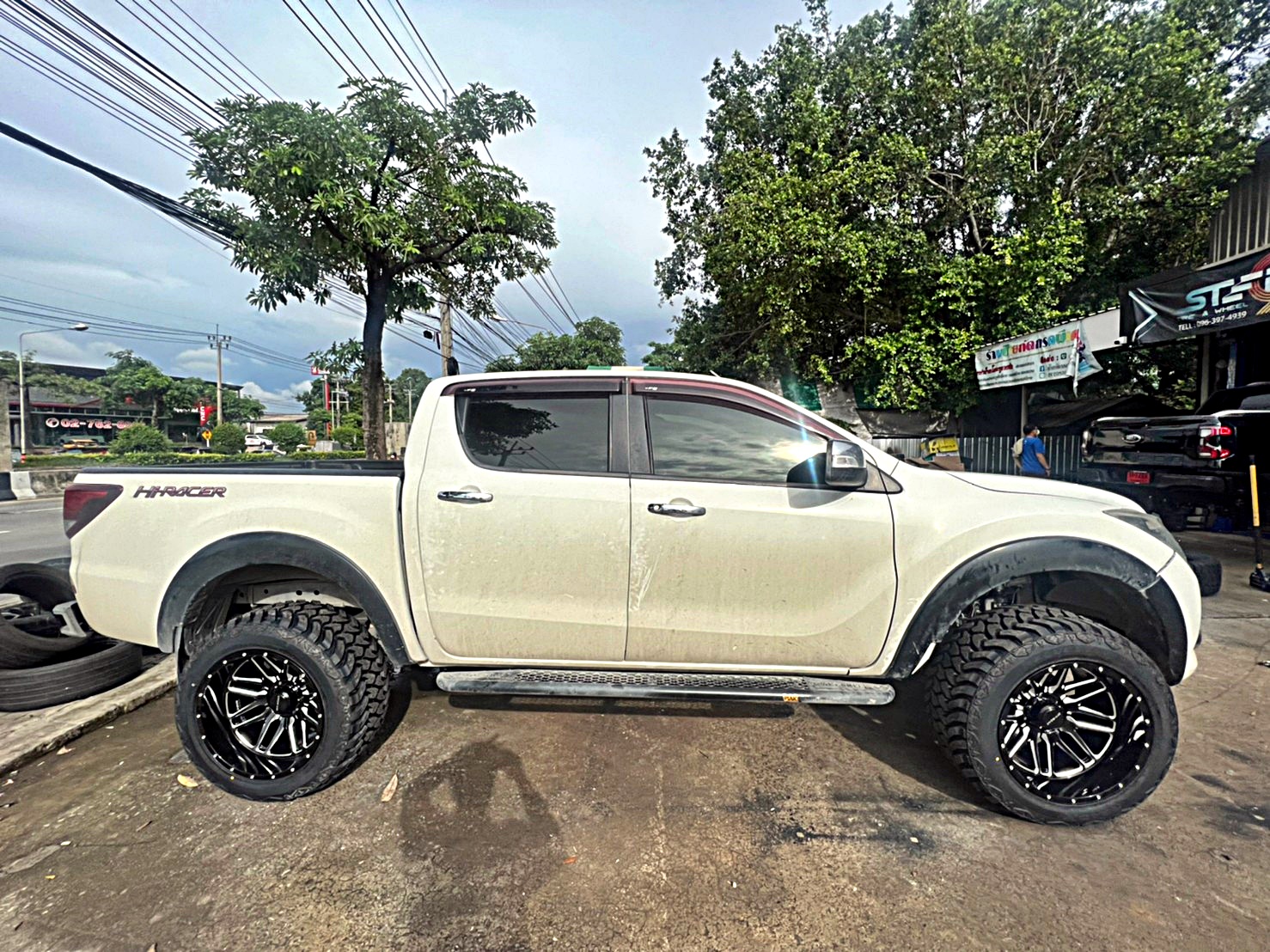 ตัวอย่างการแต่งรถแนวเมกา สำหรับ MAZDA