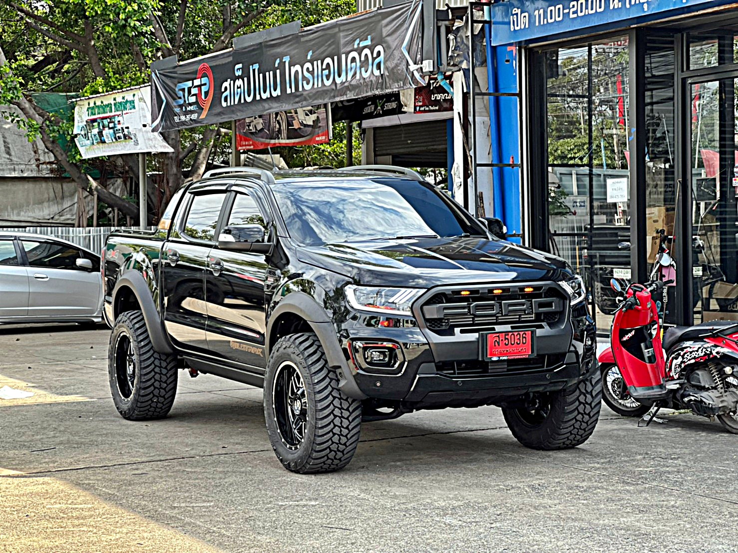 FORD WILDTRAK ชุดแต่งรอบคัน ทรงเมกาที่ STEP9