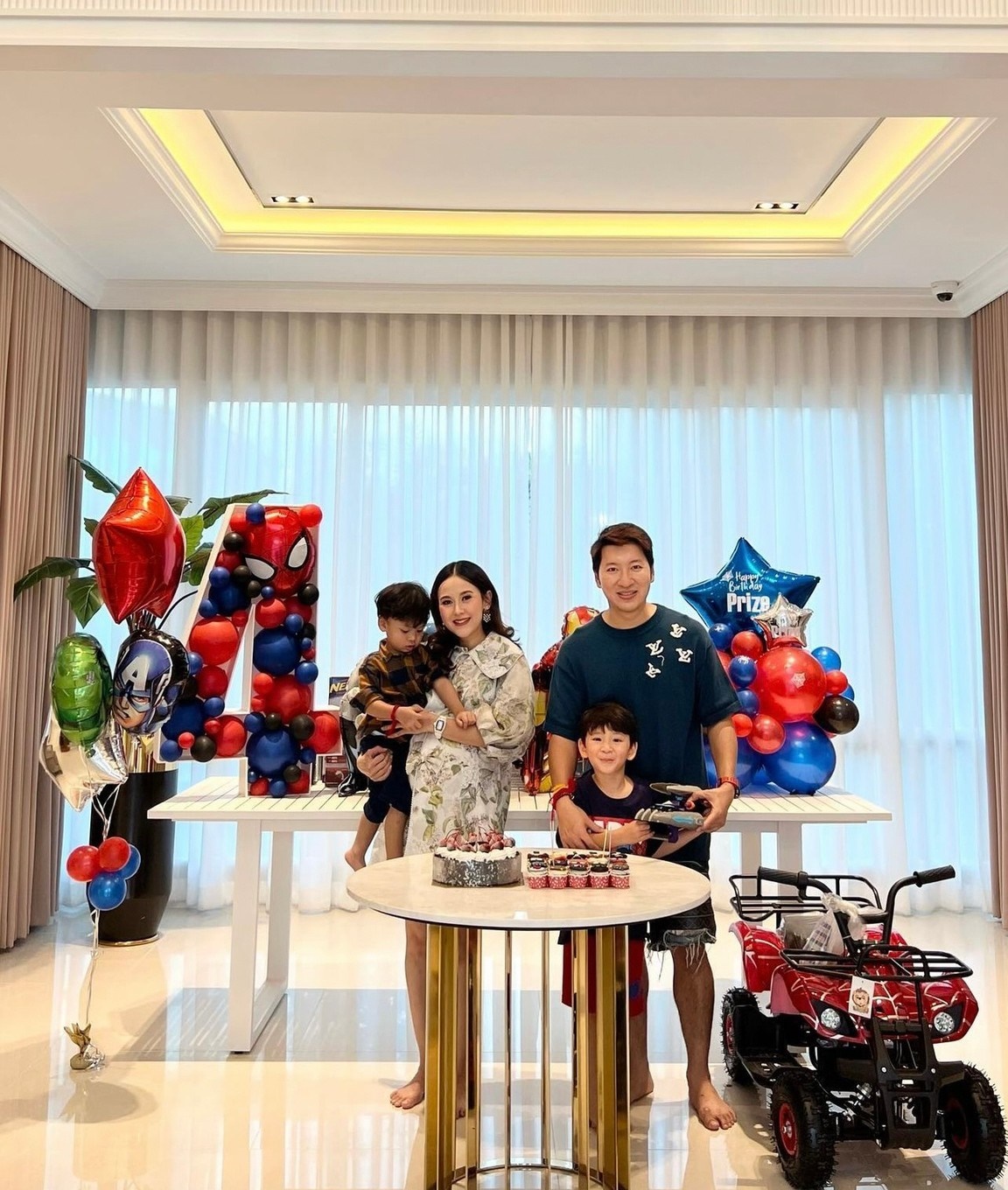 เซทลูกโป่งวันเกิดเด็ก บล็อคตัวเลขขนาด3ฟุต + ช่อลูกโป่งดาว 1ช่อ + ฐานตั้งลูกโป่งดาว 1ฐาน + ไอรอนแมนตั้งพื้น 1ตัว