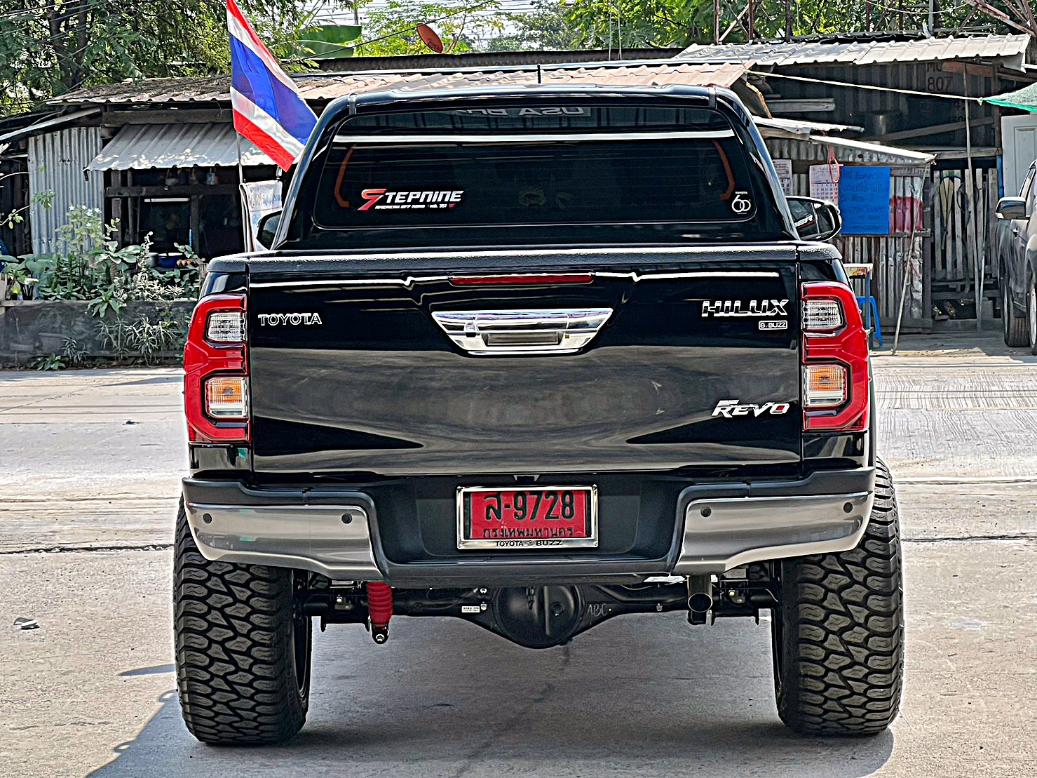 TOYOTA REVO แต่งทรงเมกาที่ STEP9