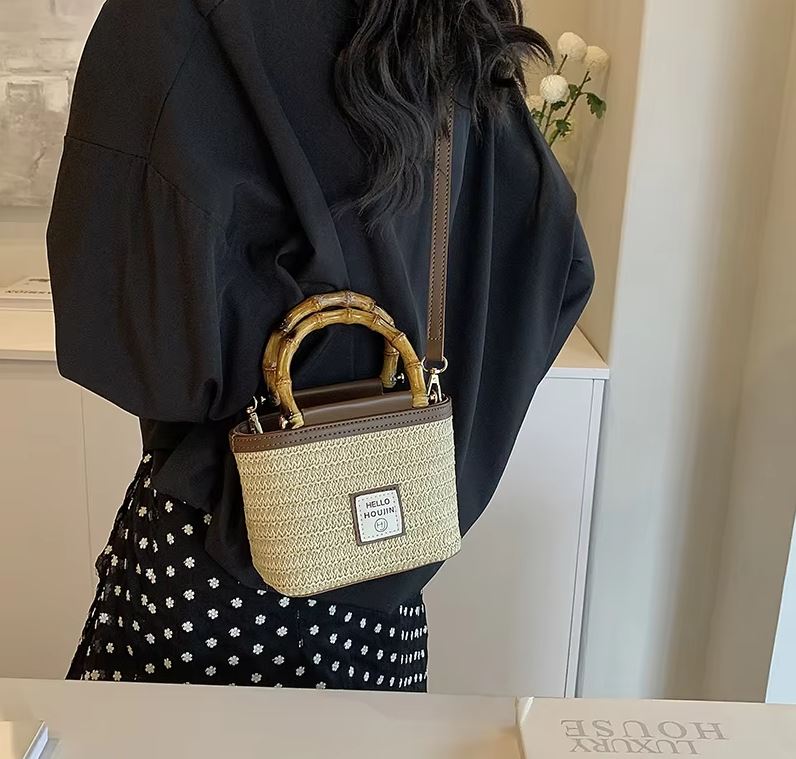 กระเป๋าสานสะพายแฟชั่น หูไม้ไผ่ ใส่มือถือได้ สายถอดออกได้ 🍩