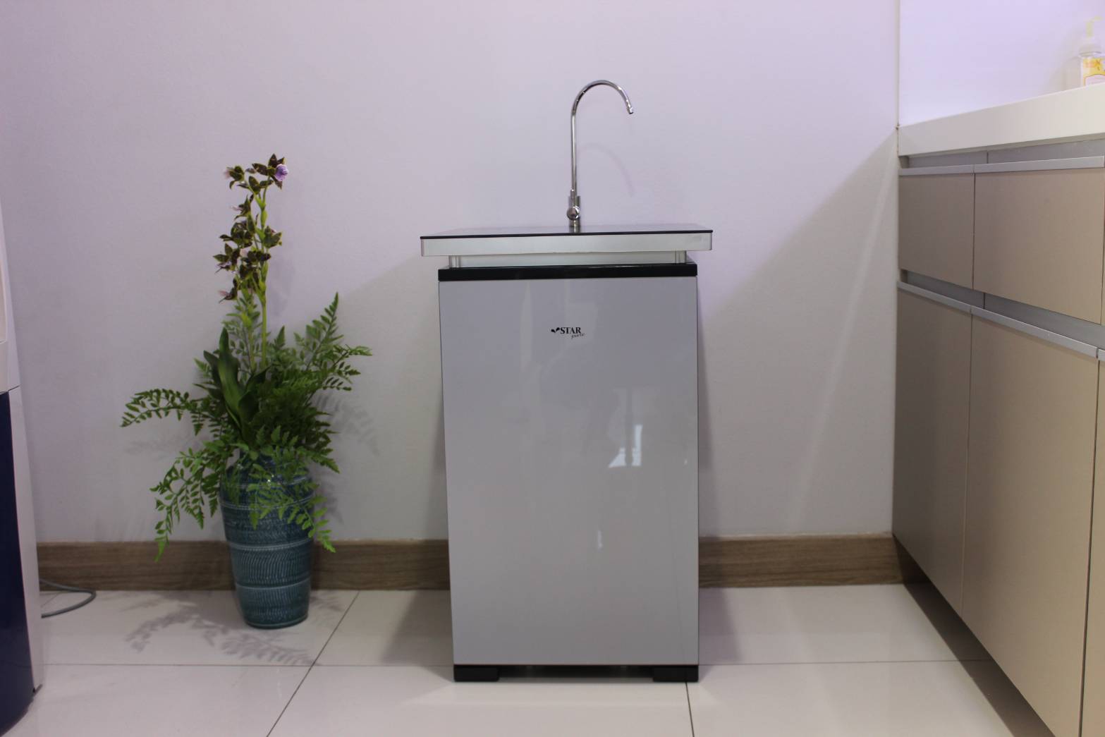 เครื่องกรองน้ำดื่ม5ขั้นตอนระบบ RO รุ่นกำลังผลิต600ลิตรต่อวันรุ่นมีขาตั้ง พร้อมติดตั้ง