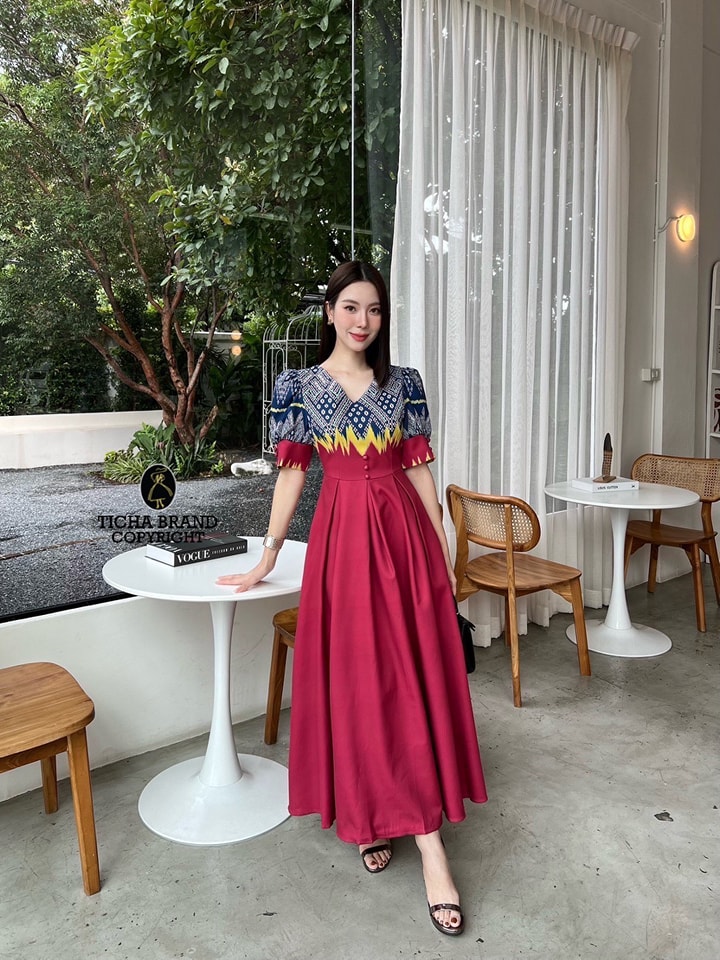 เดรสพิมพ์ลายไทยสลับสี สวยหรูมากๆ เดรสแขนตุ๊กตาคอวี อกเย็บแต่งกระดุมหลอกและพิมลายไทย