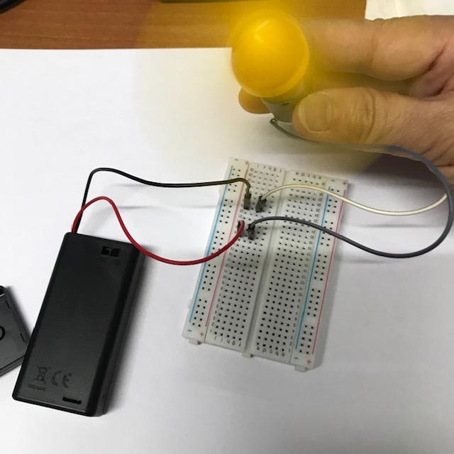 รางถ่าน AA 2 ก้อนพร้อมสายที่มีหัวต่อแบบ IDC AA 2-IDC