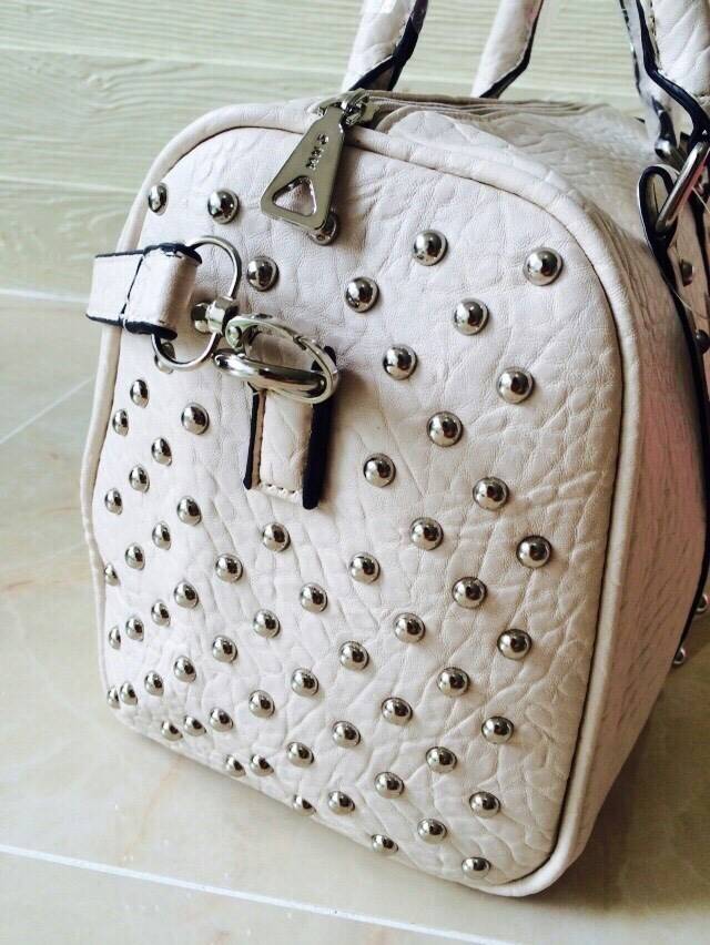 กระเป๋าทรงหมอนแต่งหมุดกลมอะไหร่สีเงิน