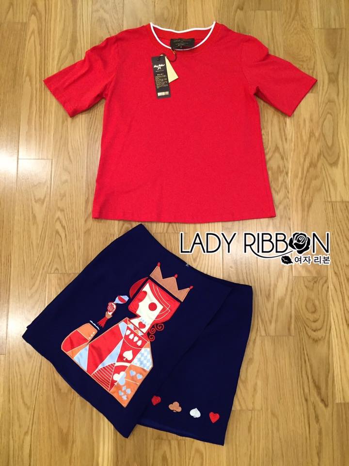 เซ็ตเสื้อสีแดงและกระโปรงปักลายควีนสีกรมท่า ตัวนี้เป็นสไตล์ลำลอง ใส่ในวันหยุดสบายๆง่ายๆ เรามิกซ์แอนด์แมตช์มาให้แล้วเข้ากันพอดี