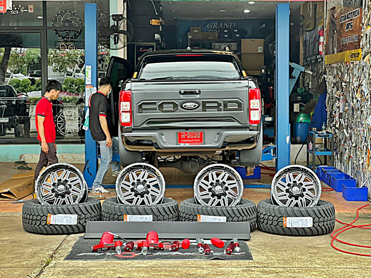 FORD WILDTRAK ชุดแต่งรอบคัน ทรงเมกาที่ STEP9