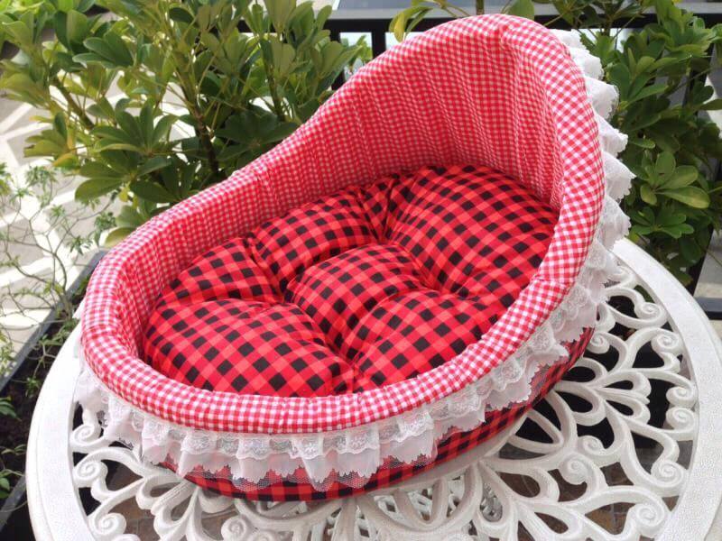 เบาะนอนทรงเปล มีระบายลูกไม้รอบๆ