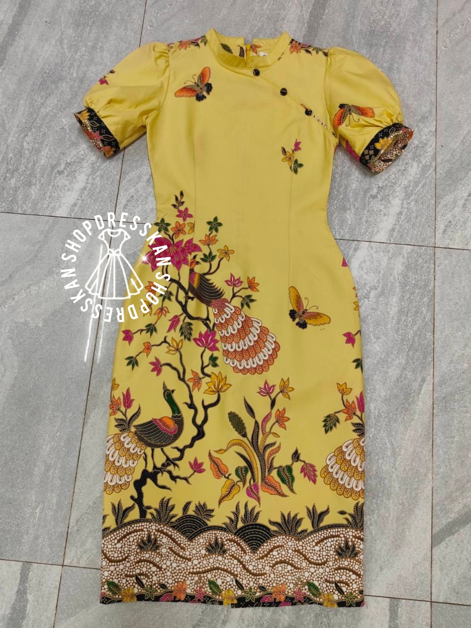 ✔️พร้อมส่ง : [ S-M-L-XL-2XL-3XL] :: ชุดเดรสผ้าปาเต๊ะเนื้อดี คอจีนแต่งกระดุม แขนตุ๊กตา ทรงเข้ารูปสวย ซิปซ่อนหลัง งานอัดกาวทั้งชุด ผ้าซับน้ำได้ดี ใส่สบายไม่ร้อน