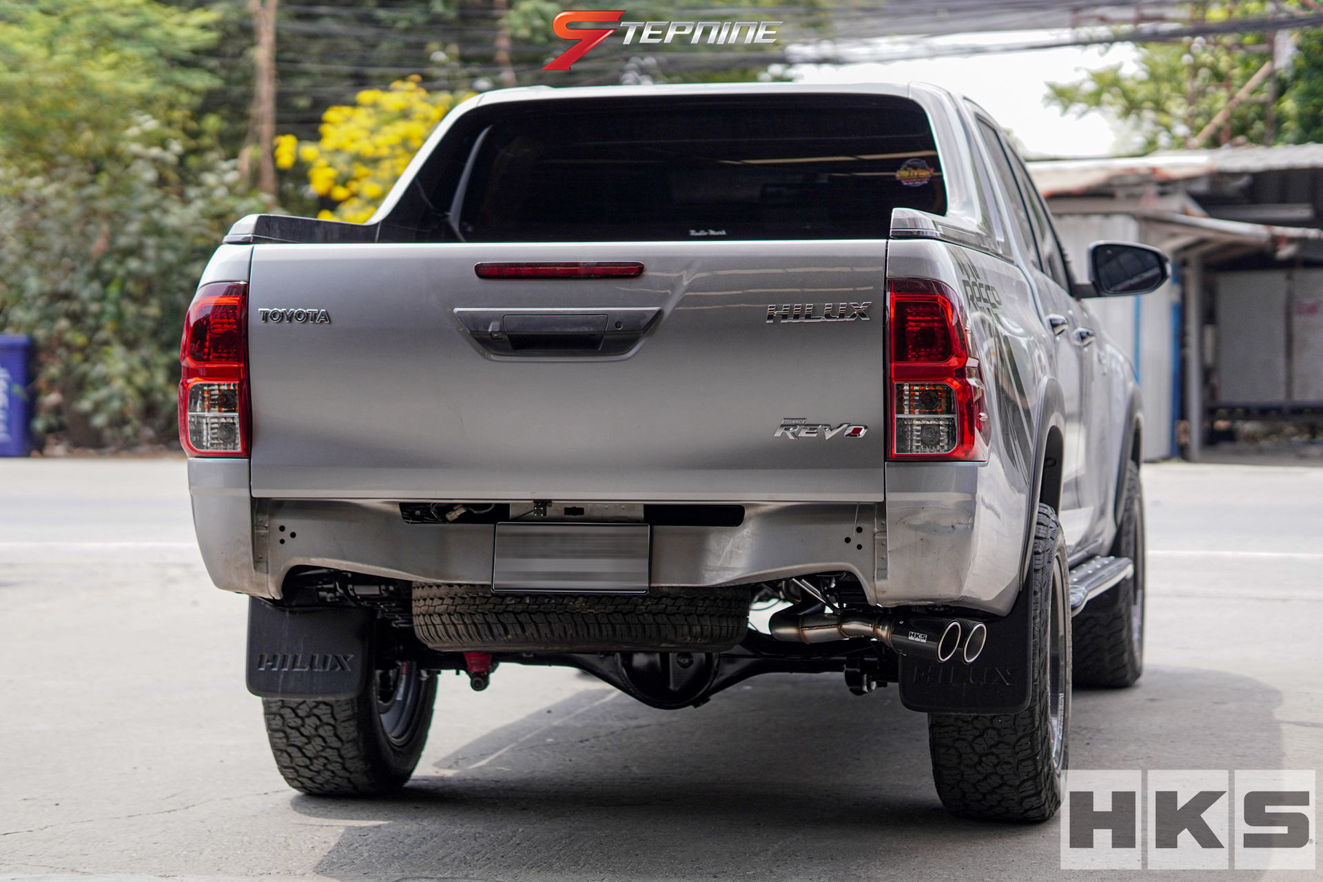 TOYOTA REVO ติดตั้งท่อคู่ออกข้าง HKS ปลายคาร์บอน