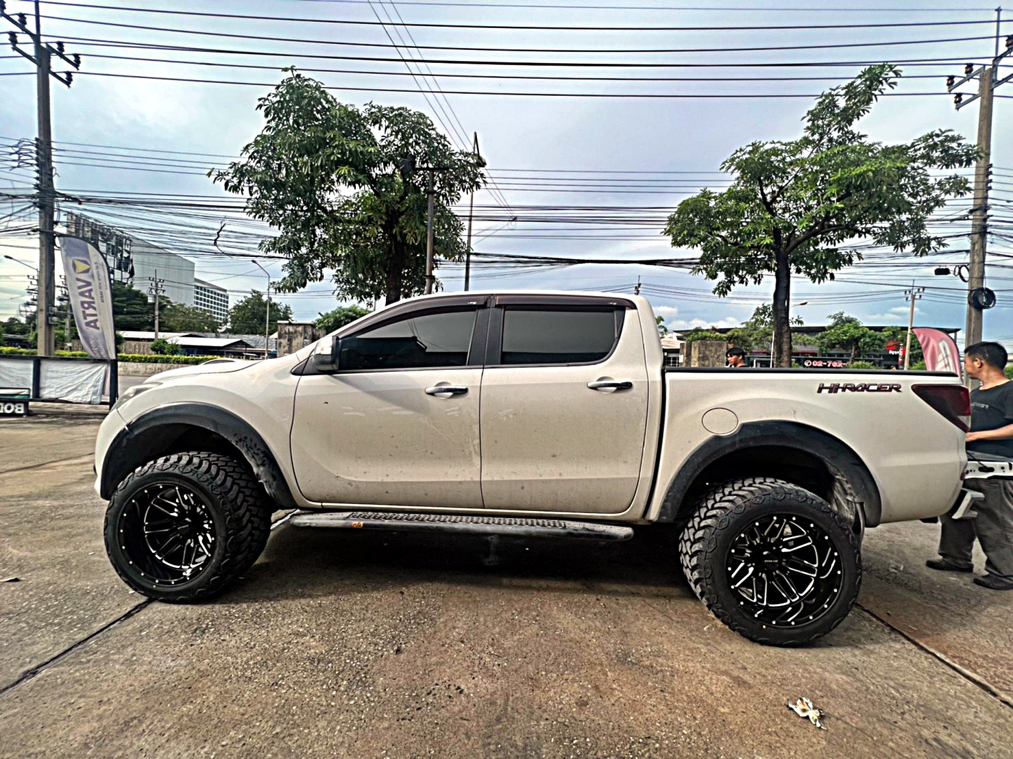 ตัวอย่างการแต่งรถแนวเมกา สำหรับ MAZDA