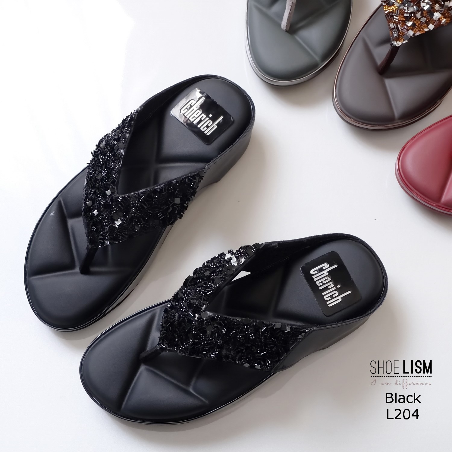 รองเท้าใส่สบาย แต่งอะไหล่เพชร