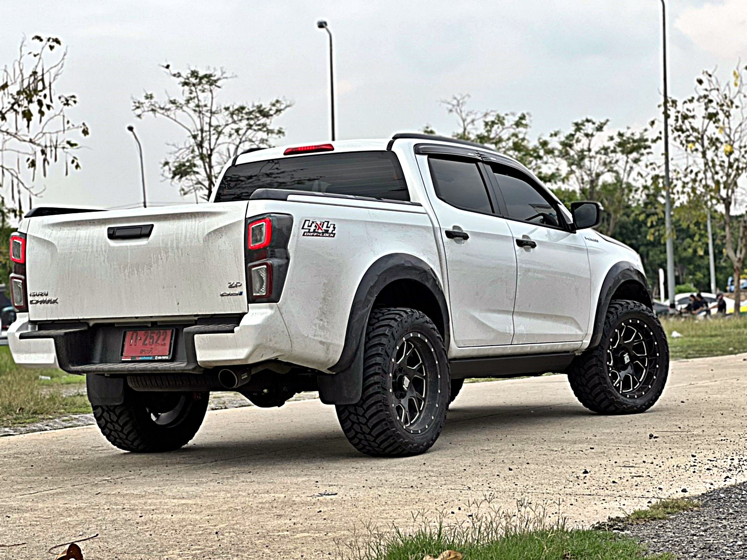 D-MAX ทรงเมกา โคตรหล่อที่ STEP9