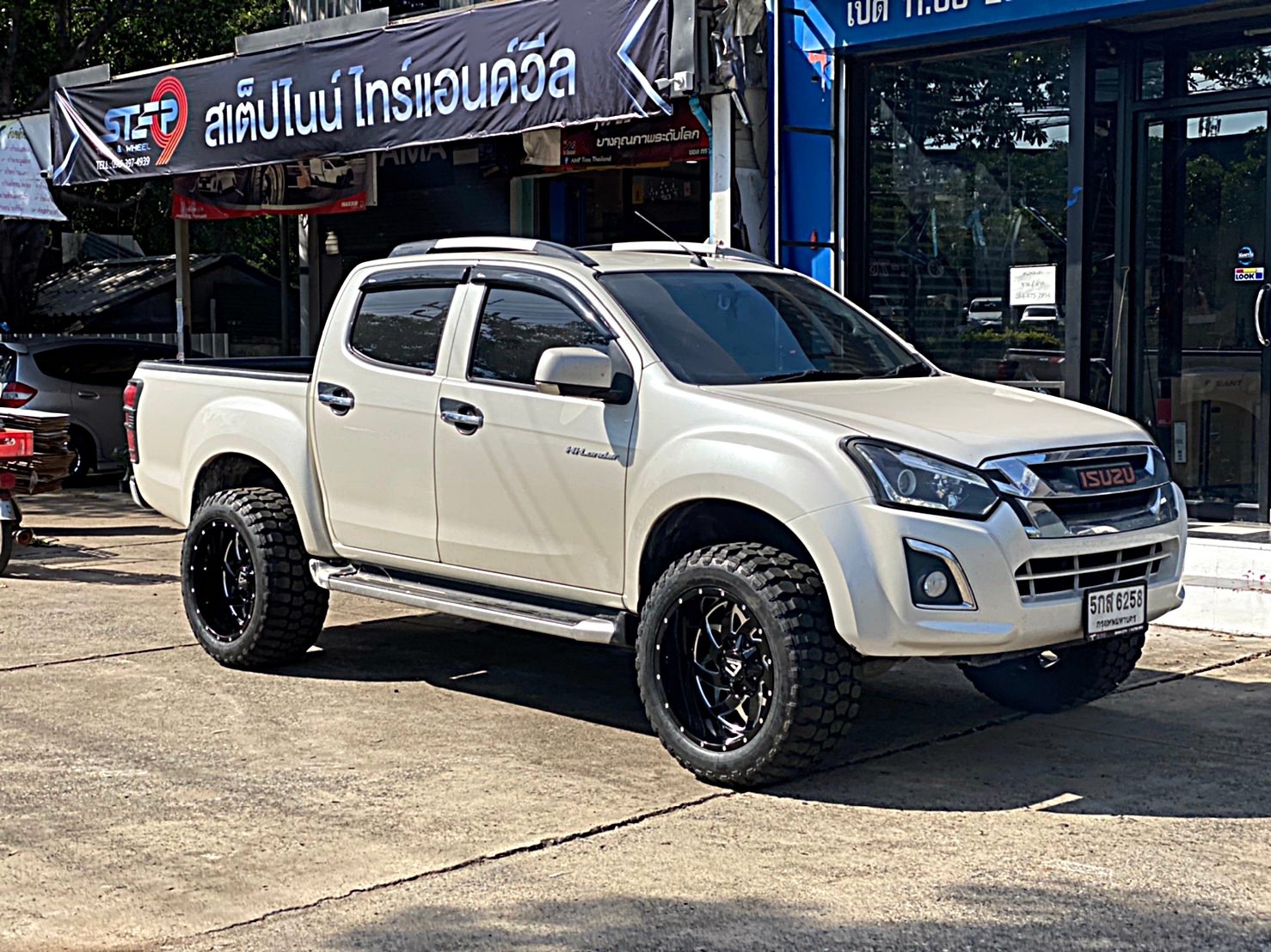 D-MAX จากนนทบุรี จัดทรงเมกาที่ STEP9