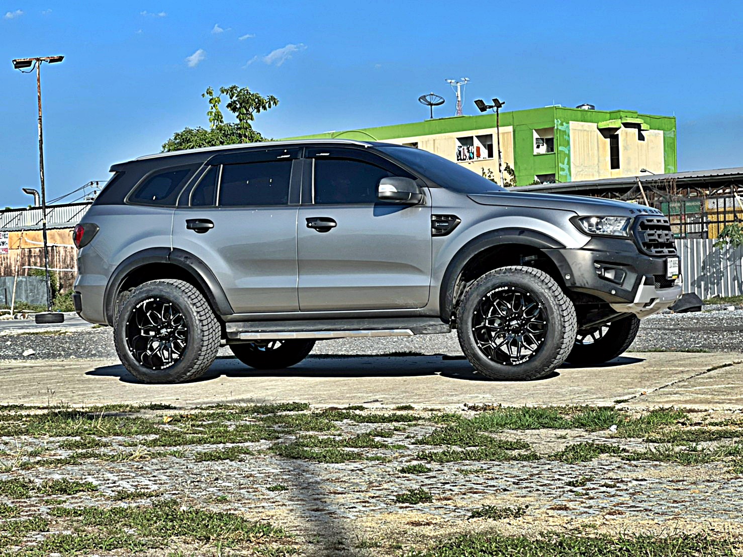 FORD EVEREST ทรงเมกา ล้อ FORCE ที่ STEP9