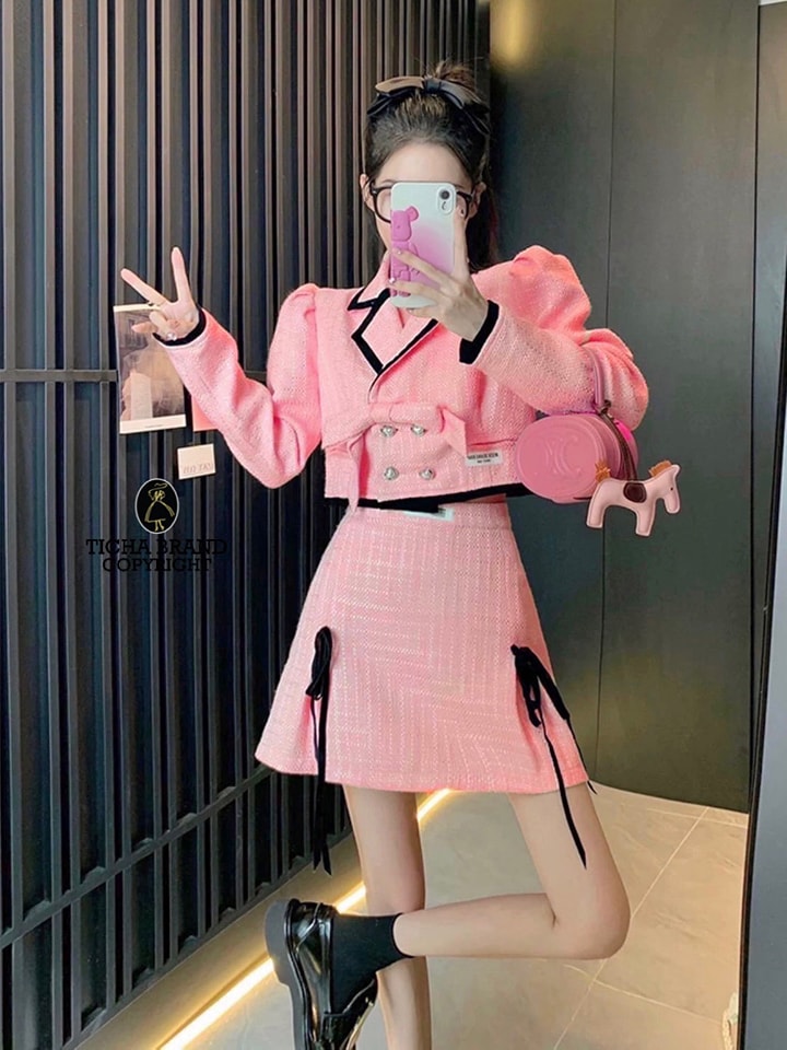 Set 2 ชิ้นเนื้อผ้าสก๊อตสีเทา เสื้อครอปคอปกแขนยาว ช่วงบ่าแต่งจับจีบให้พองนิดหน่อย