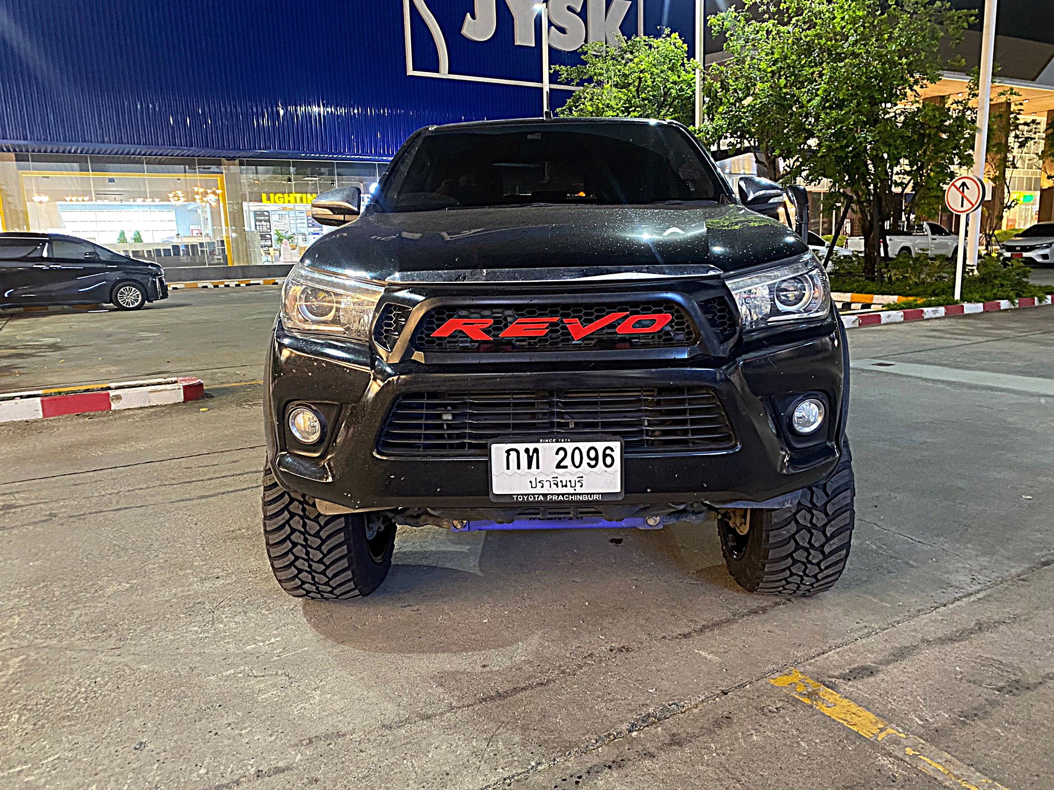TOYOTA REVO ทรงเมกา