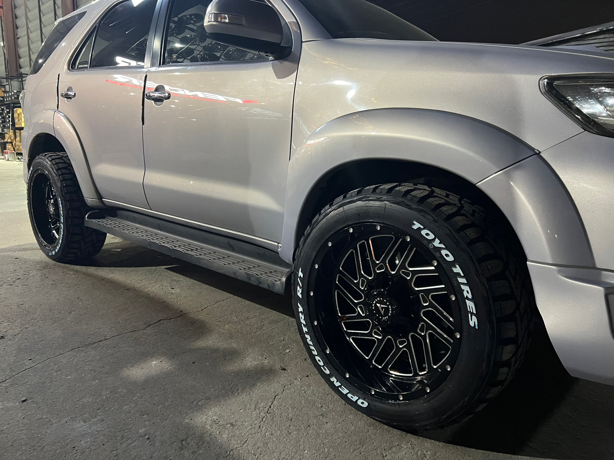 TOYOTA FORTUNER ทรงเมกา ล้อOFFROADX LP113 20x10 ET-24