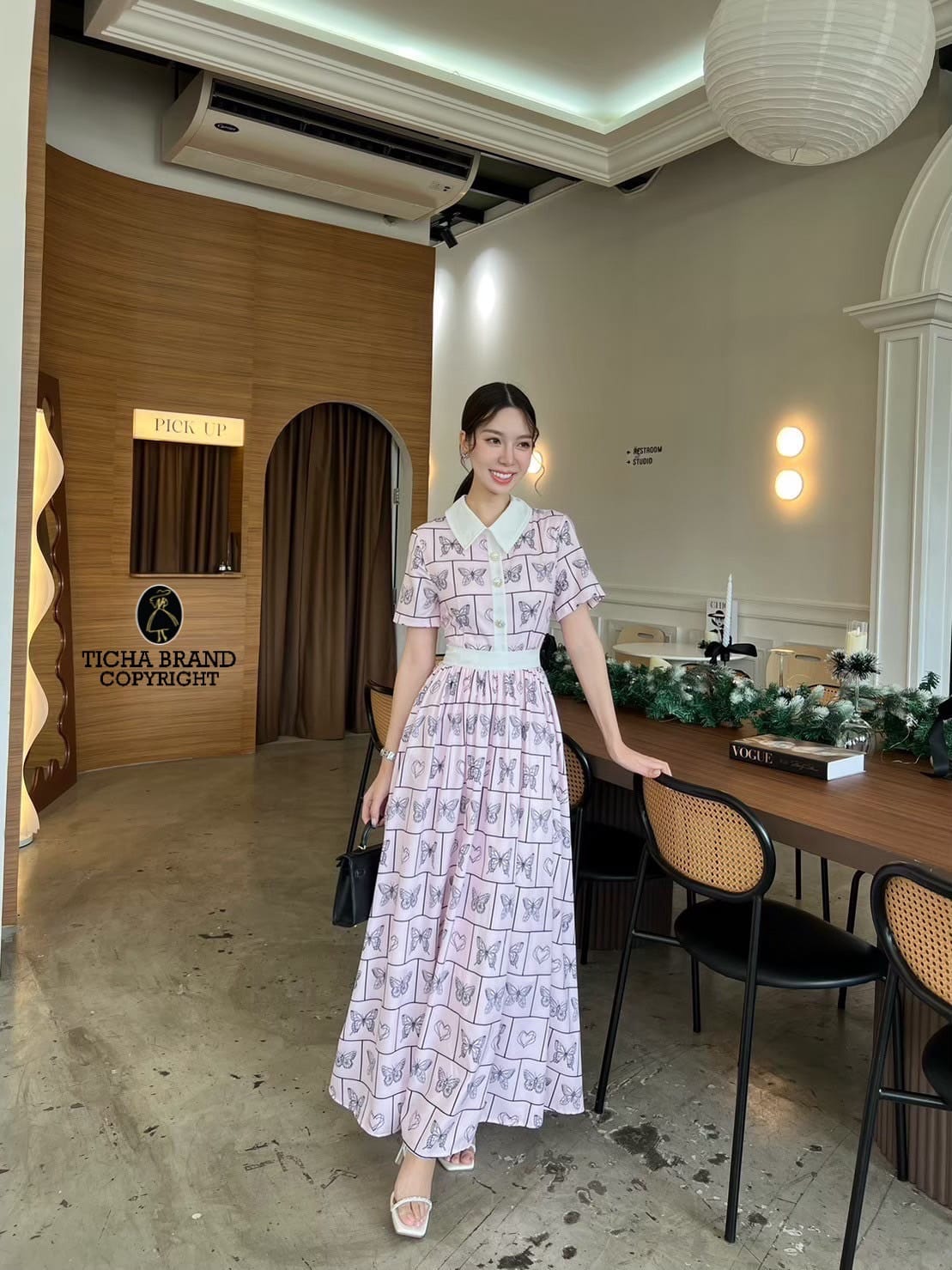 Maxiเดรสคอปกแขนสั้นสีชมพูพิมพ์ตารางผีเสื้อ ทรงสวยแพทเทิร์นเป๊ะมาก ดูสวยหรู ดูไฮโซผู้ดีมาก จะใส่ออกงาน หรือใส่เที่ยวถ่ายรูปชิวๆ