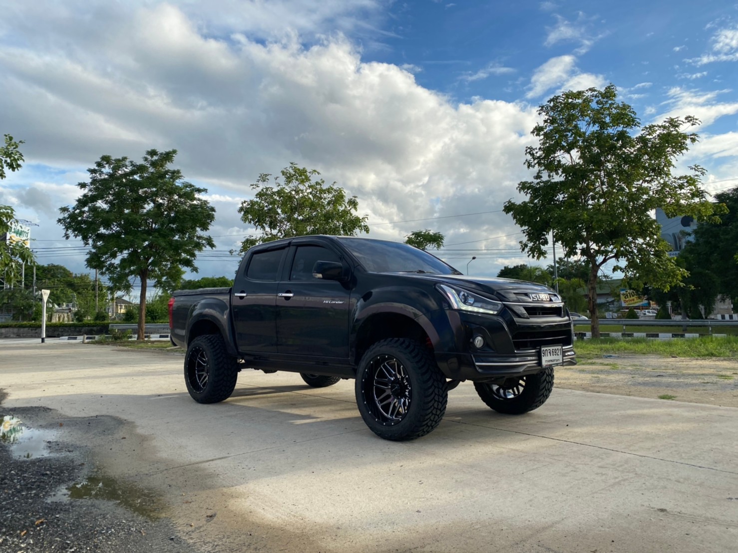 D-MAX จัดทรงเมกา ที่ STEP9 หล่อทุกลำ