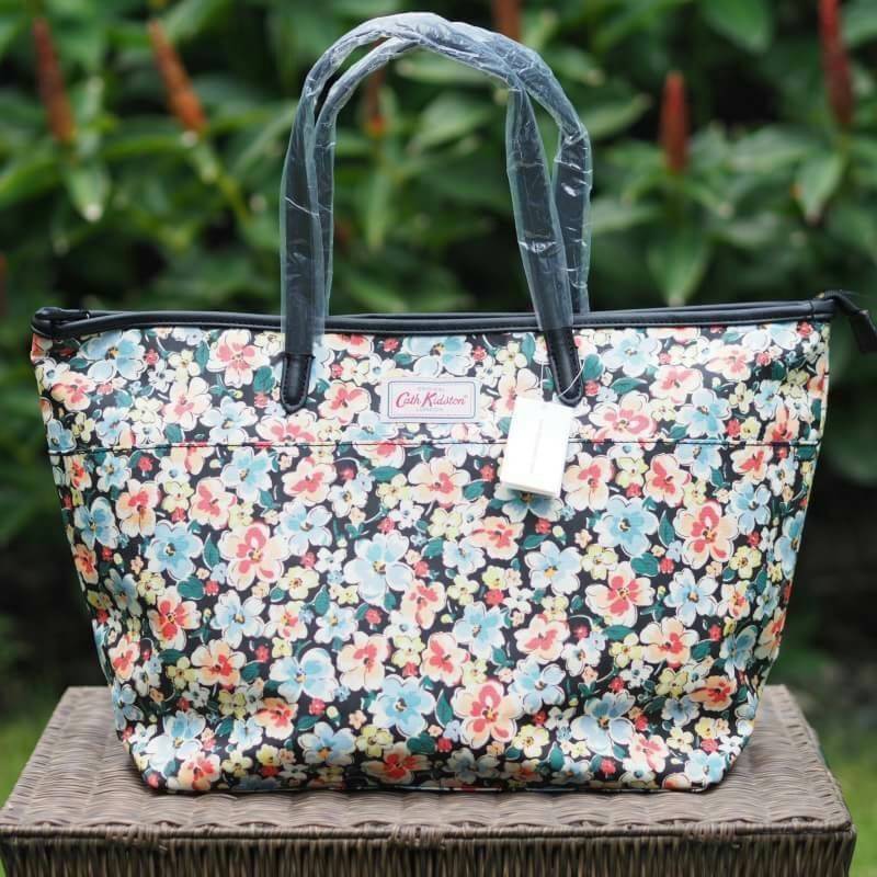 กระเป๋าสะพายทรง Tote ใบใหญ่