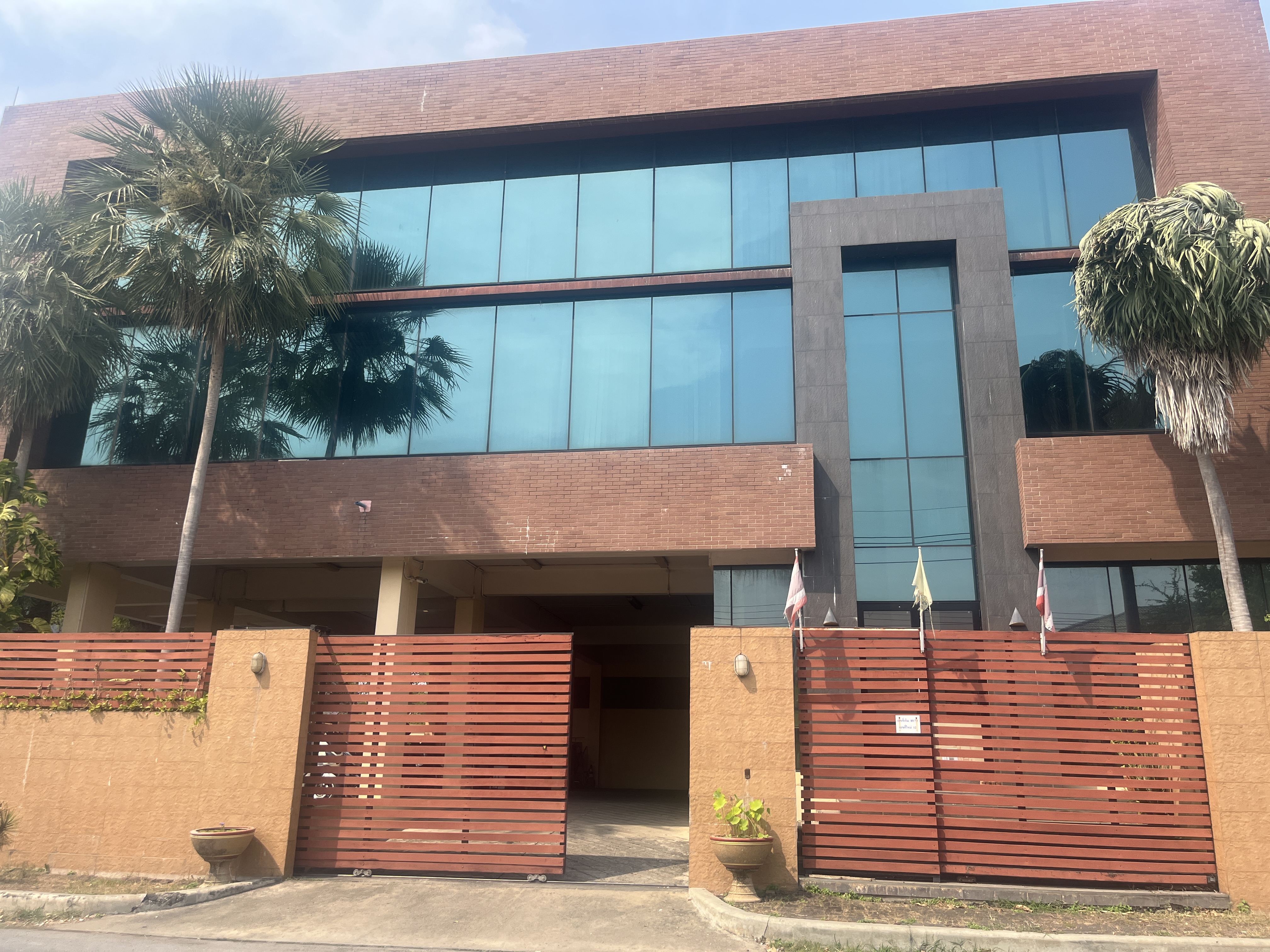 ที่ดินพร้อมอาคารสำนักงาน รามคำแหง 118 รถไฟฟ้าสายสีส้ม